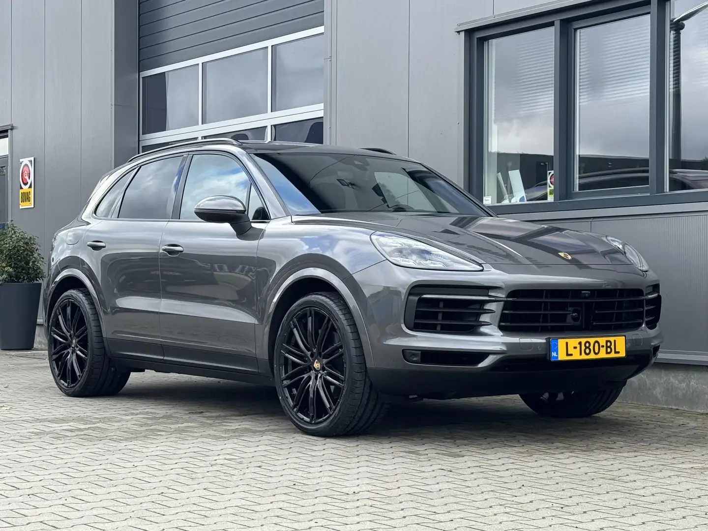 Porsche Cayenne 3.0 340 PK | Achteras besturing | Pano dak | Trekh Gris - 2