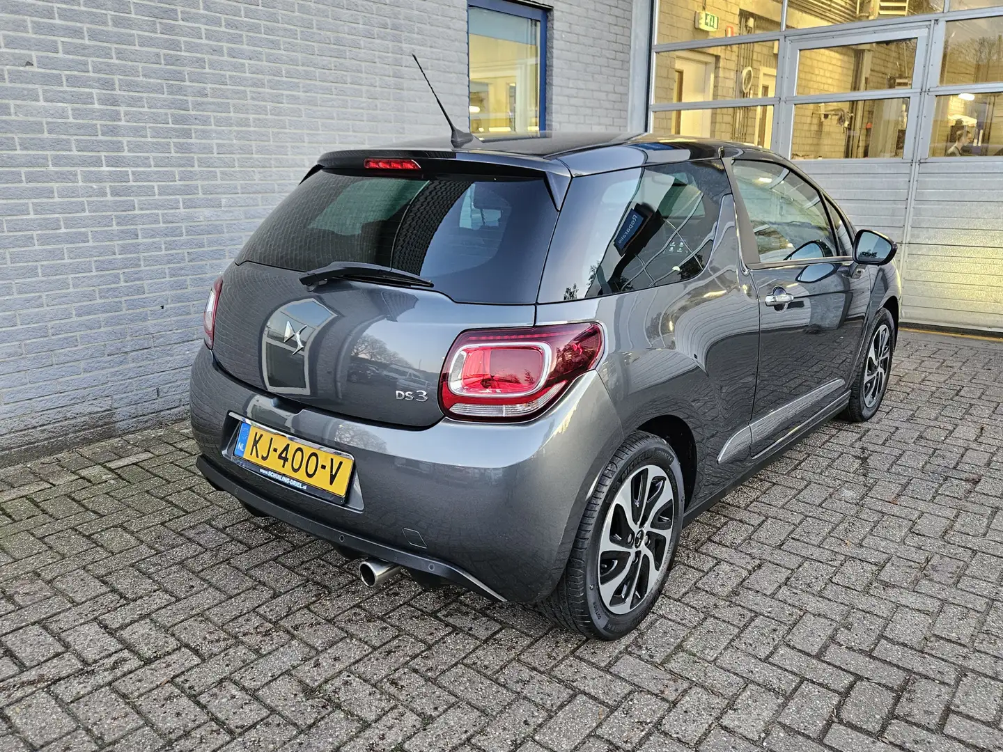 DS Automobiles DS 3 1.2 PureTech So Chic Inclusief Afleveringskosten siva - 2