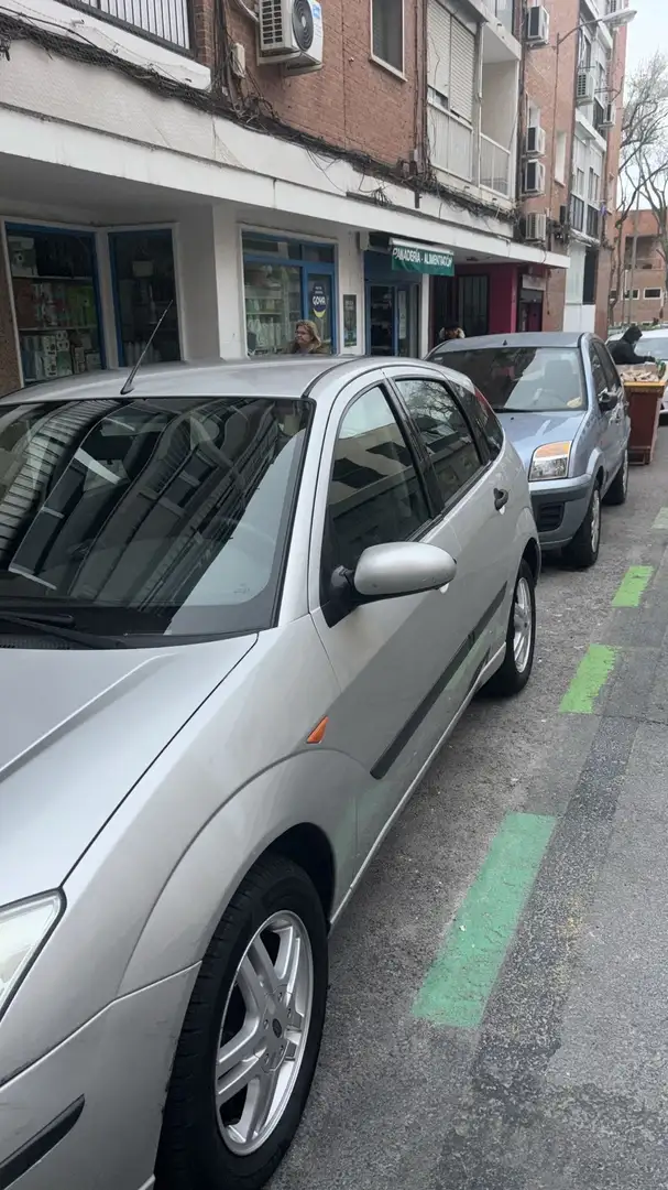 Ford Focus Sedán 2.0i 16v. Ghia - 1