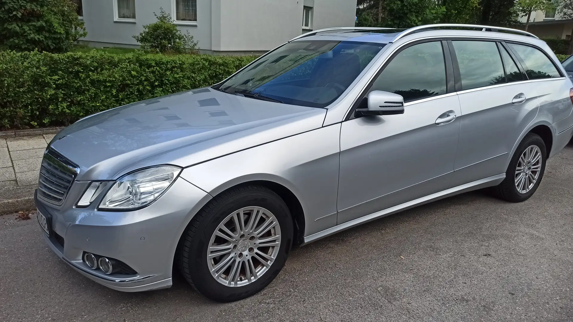 Mercedes-Benz E 220 E-Klasse T-Modell Diesel T CDI DPF BlueEFFICIENCY Stříbrná - 1