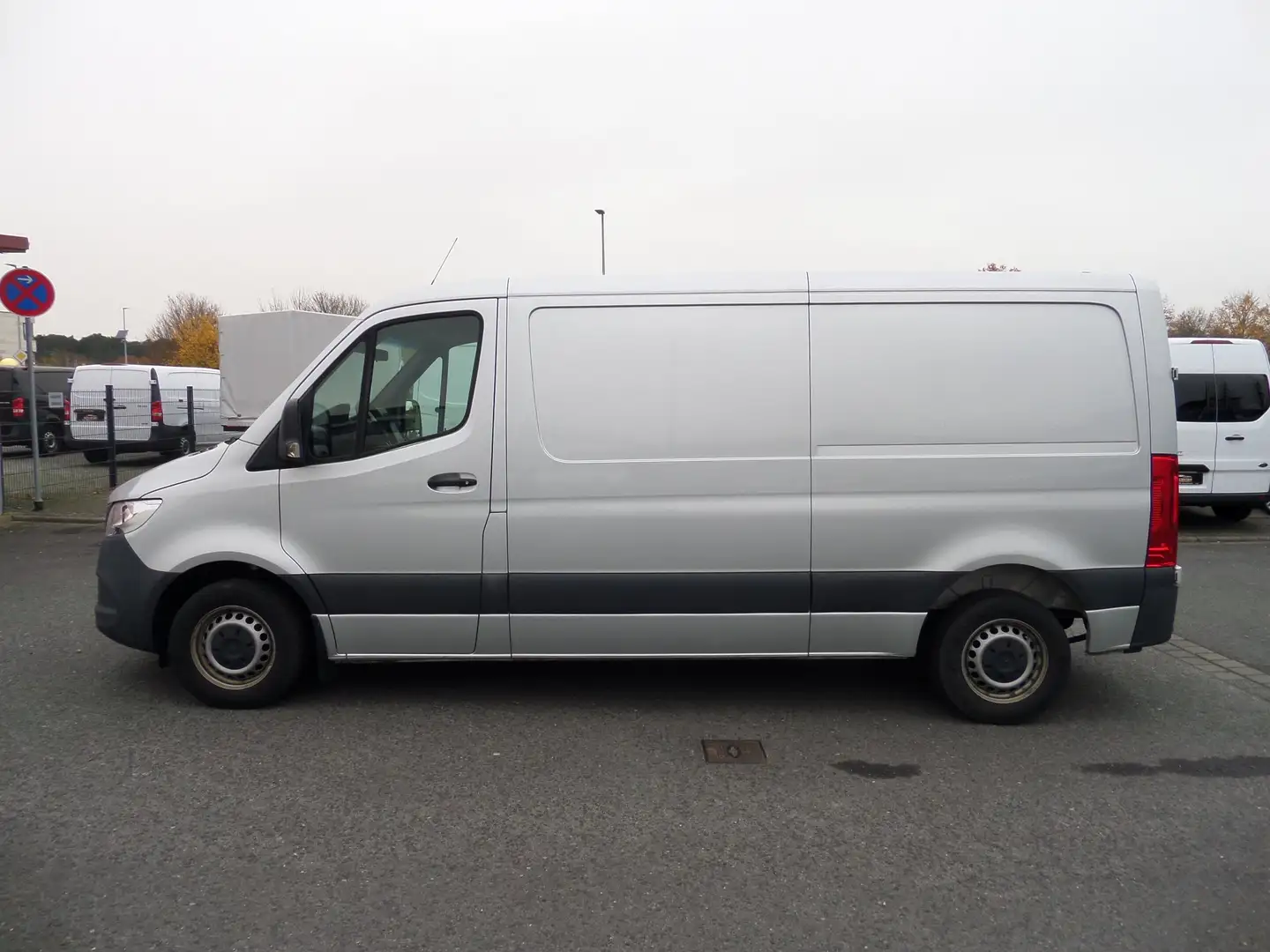 Mercedes-Benz Sprinter 214 CDI LANG+Standhzg+Klima+AHK+Cam+Navi+3-Sitzer Silber - 1