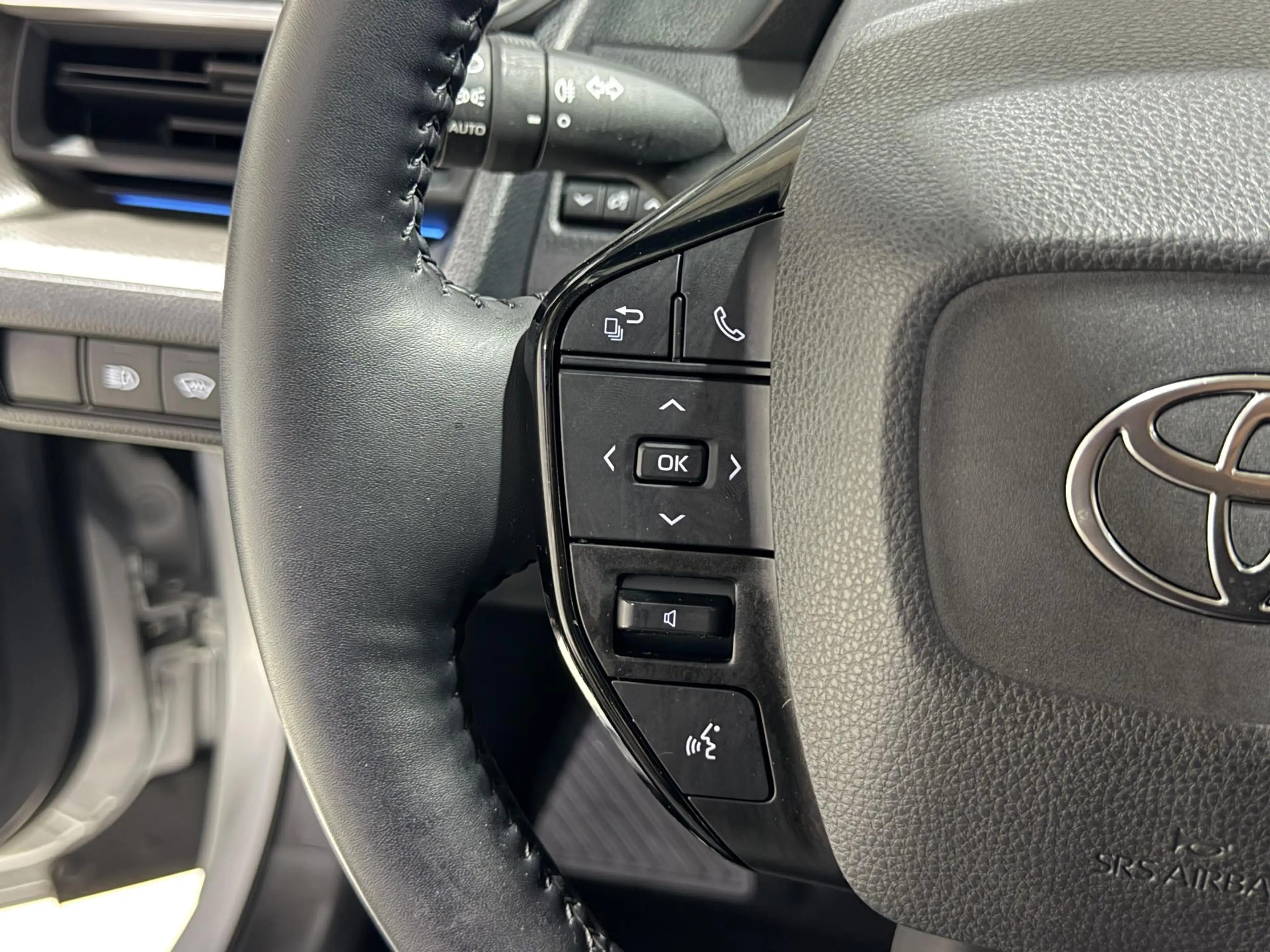 Toyota Prius 2.0 Plug-in Executive | Panoramadak | BTW auto | A — photo 9