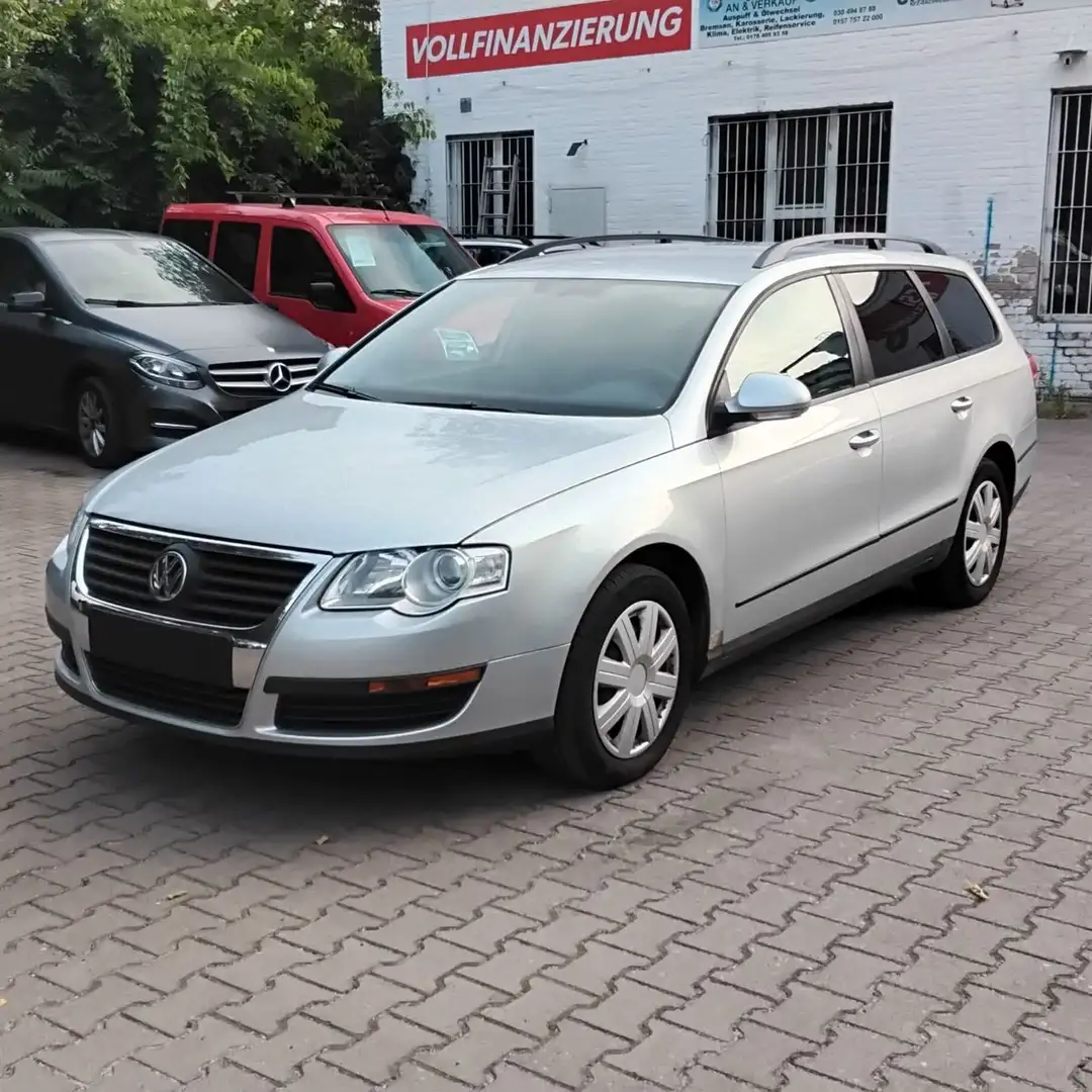 Volkswagen Passat Variant Trendline.  Neuer Tüv Silber - 1