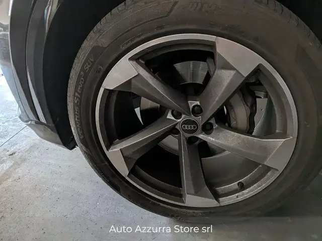 Audi Q8 view 5