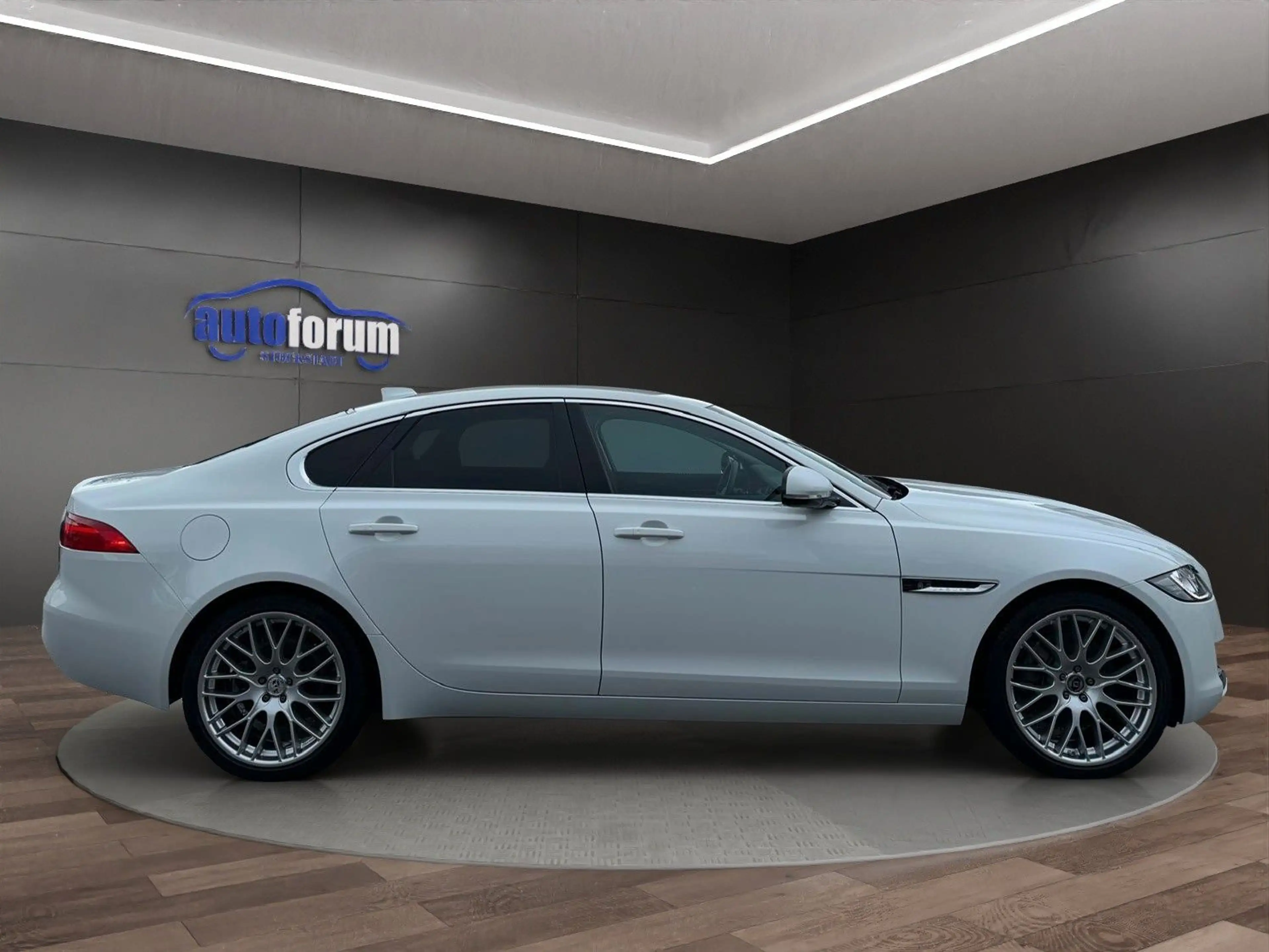 Jaguar XF Prestige ACC°LEDER°BI-XENON°TOTWINKEL°SPURH — photo 8