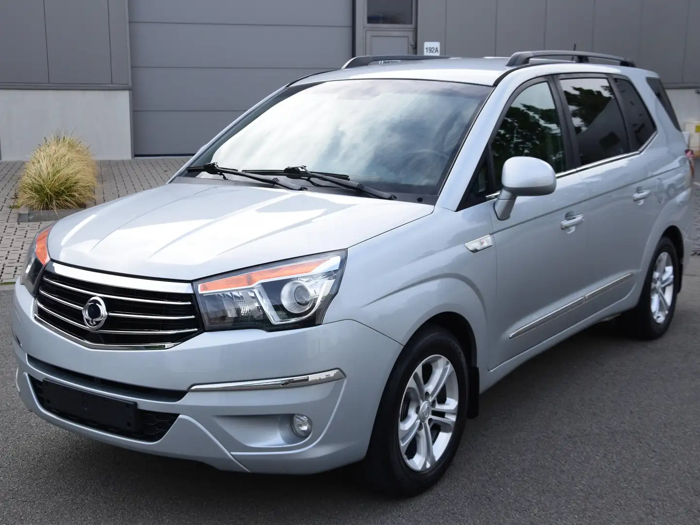 SsangYong Rodius 2.2 SV220e-XDi 2WD Sapphire Silber - 1