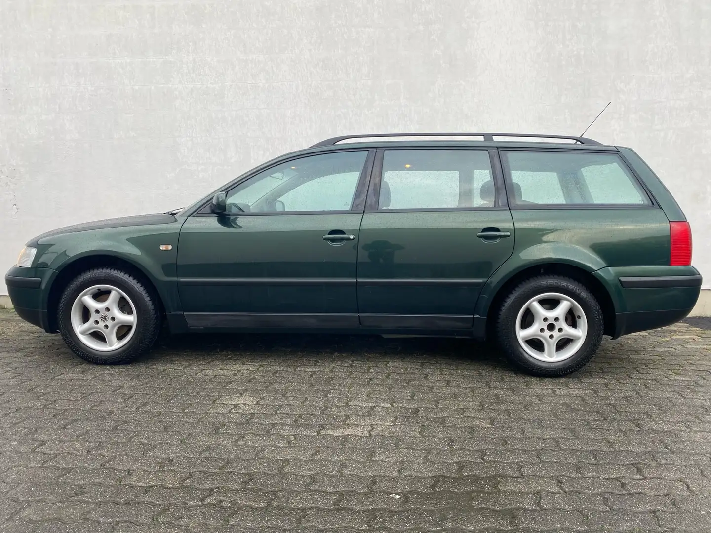Volkswagen Passat Variant 1.6 Comfortline 3B Klima/15 Zoll LM+M&S/TÜV NEU Зелёный - 1