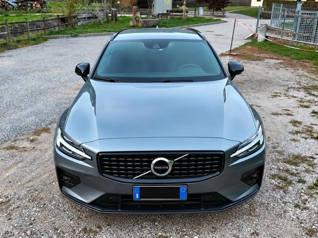 Volvo V60 V60 II 2019 2.0 d3 R-design geartronic my20 — photo 1 of 3