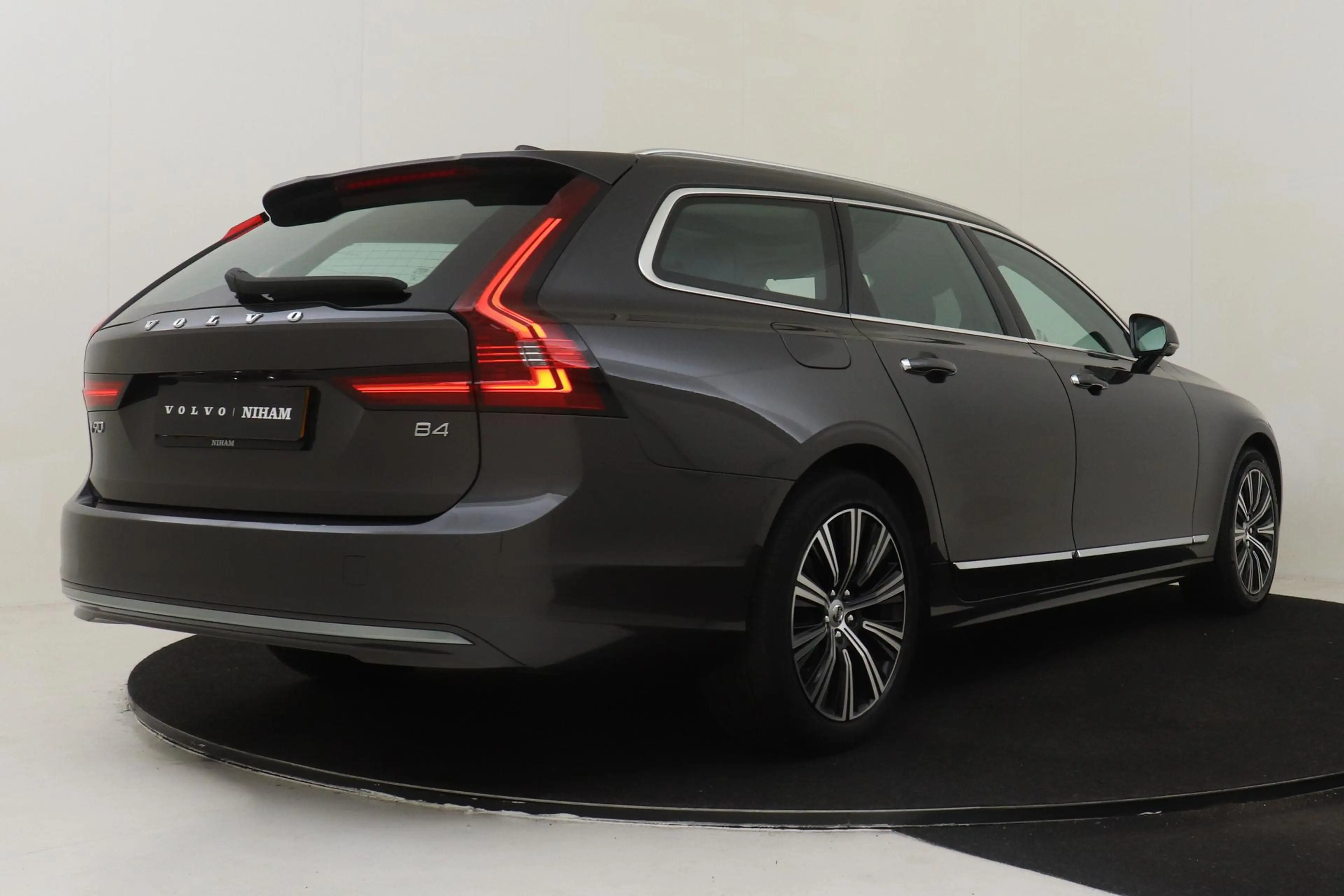 Volvo V90 B4 (M-HYBRID) INSCRIPTION -PANO.DAK|HARMAN/KARDON| — photo 3