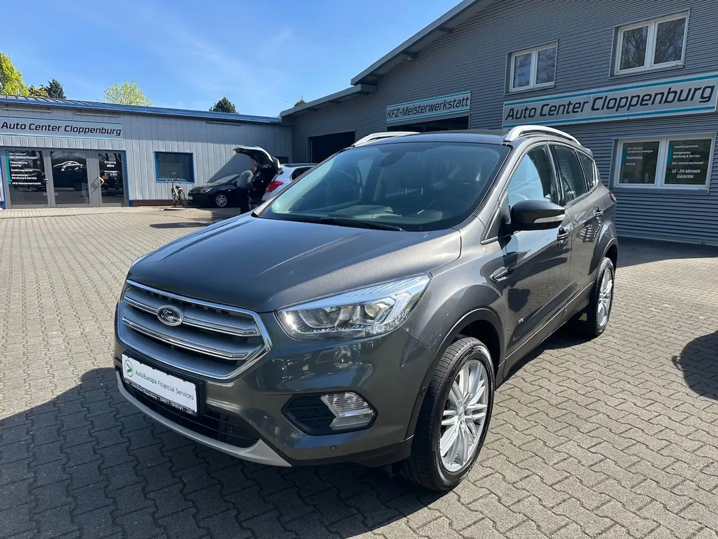 Ford Kuga 1,5 EcoBoost 4x4 Automatik "Titanium" Grau - 1