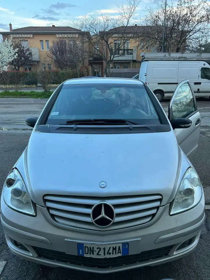 Mercedes-Benz B 180