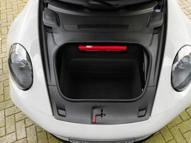 Porsche 992 view 11