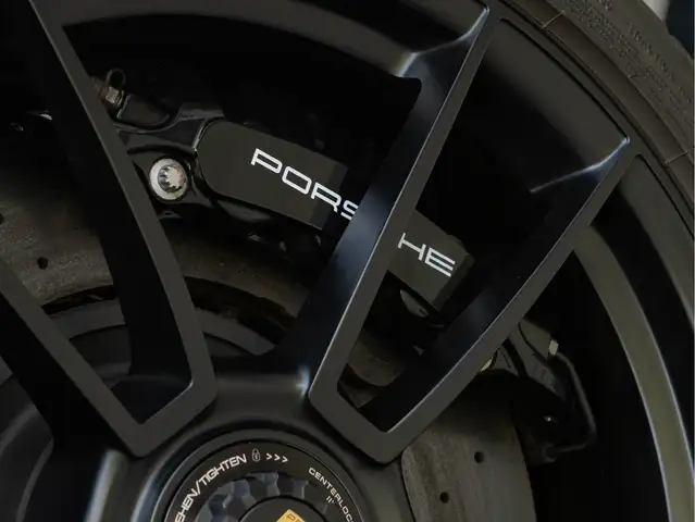 Porsche 992 view 14
