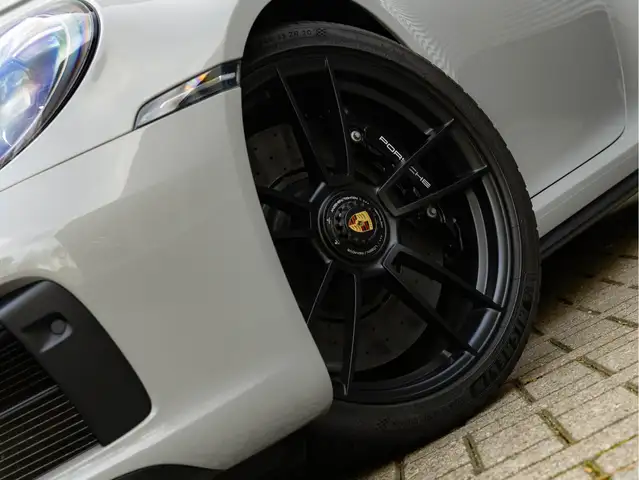Porsche 992 view 13