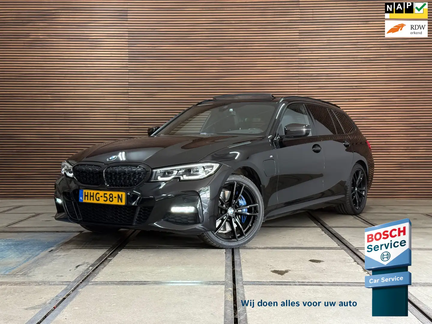 BMW 330 3-serie Touring 330e High Executive M Sport | Pano Zwart - 1