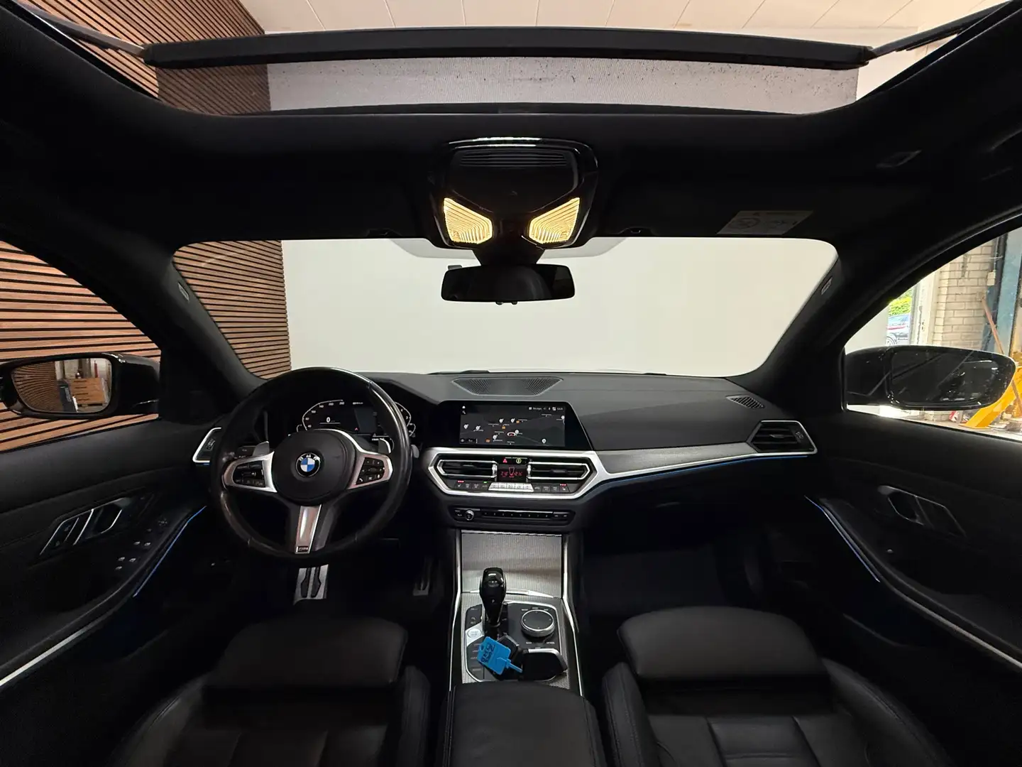 BMW 330 3-serie Touring 330e High Executive M Sport | Pano Zwart - 2
