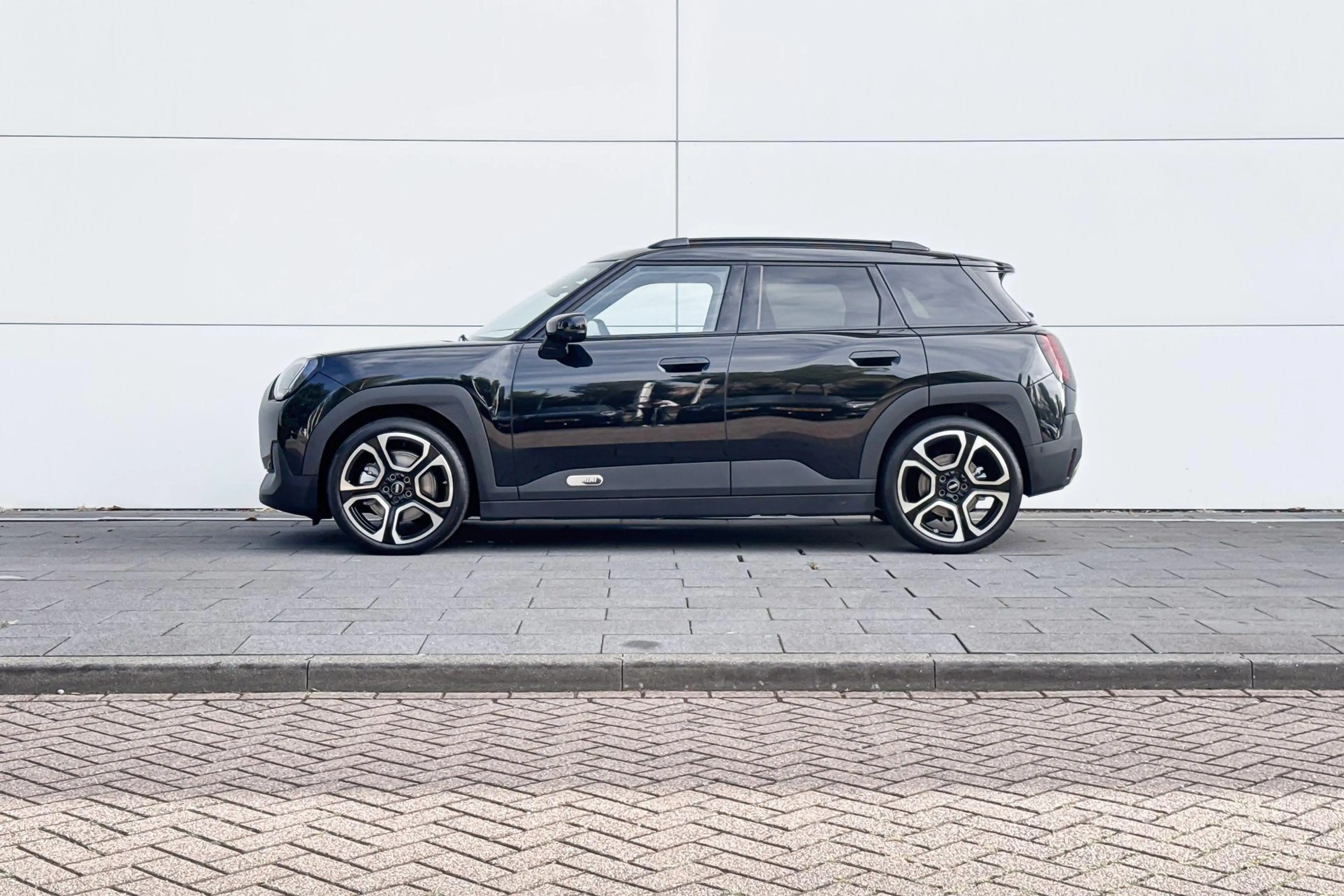 MINI Aceman SE Favoured XL 54.2 kWh | 19 Hexagram Spoke 2-tone — photo 2