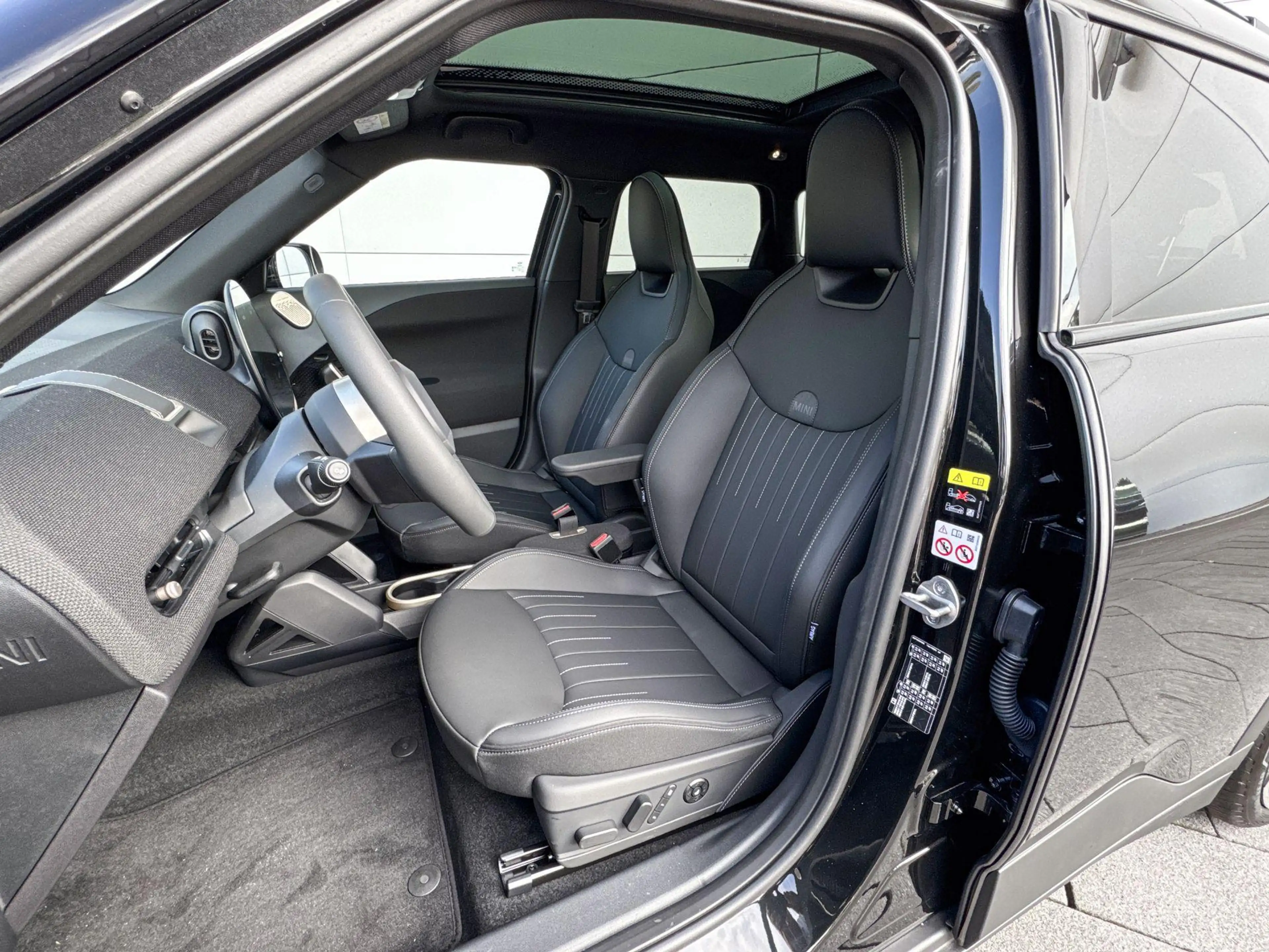 MINI Aceman SE Favoured XL 54.2 kWh | 19 Hexagram Spoke 2-tone — photo 9