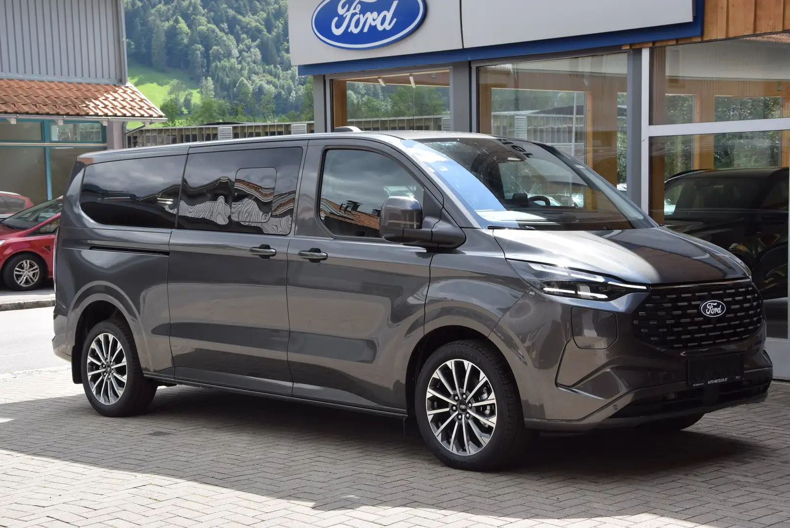Ford Tourneo Custom Plug-in Hybrid 340 L2 Tourneo Titanium X FWD Grau - 2