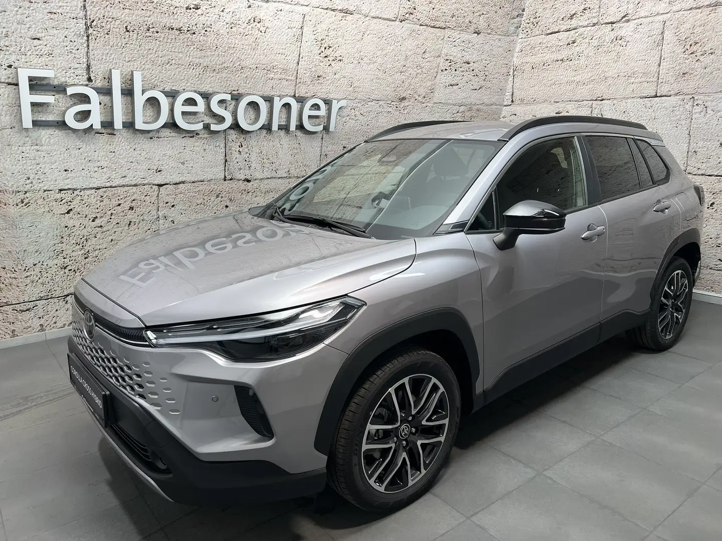 Toyota Corolla Cross 2,0 Hybrid Active Drive AWD 178PS Grau - 1