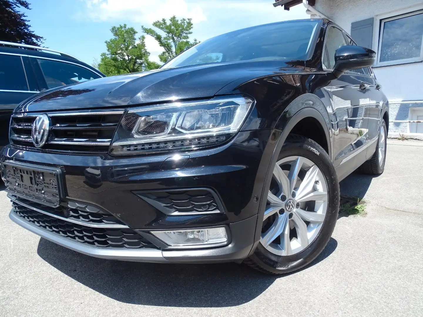 Volkswagen Tiguan 2.0 TDI DSG 4x4 Highline AHK Pano Schwarz - 1