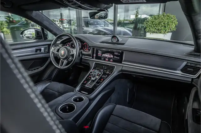 Porsche Panamera view 10