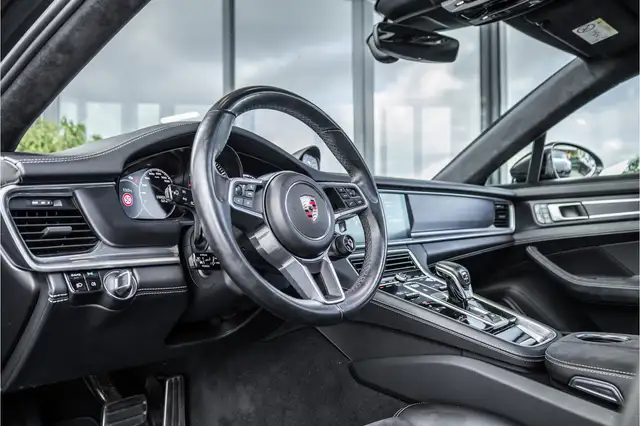 Porsche Panamera view 8