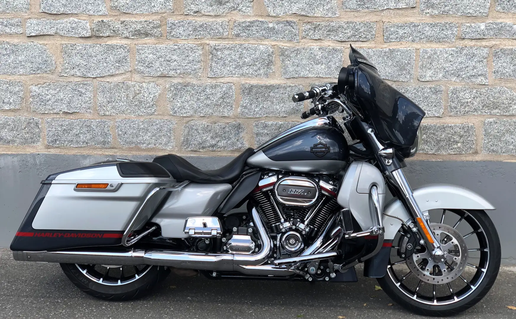 Harley-Davidson Street Glide CVO Ezüst - 1