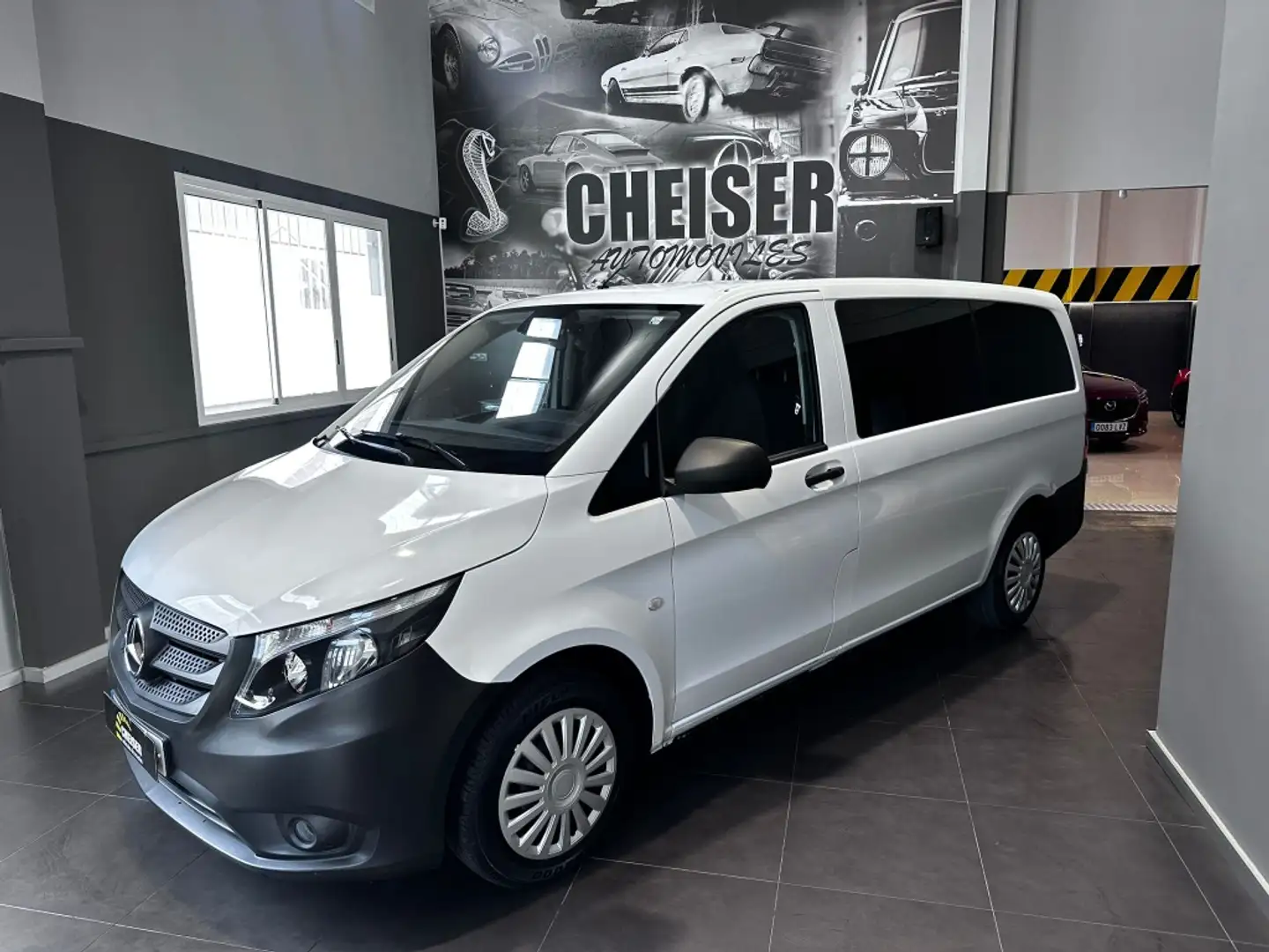 Mercedes-Benz Vito Tourer 111 CDI Base Larga Weiß - 1
