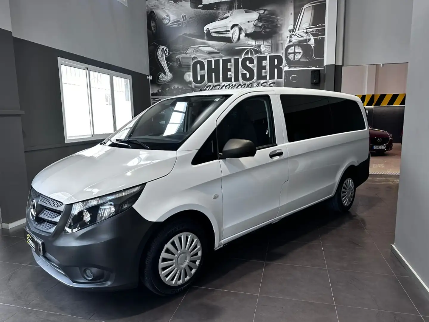 Mercedes-Benz Vito Tourer 111 CDI Base Larga Weiß - 2