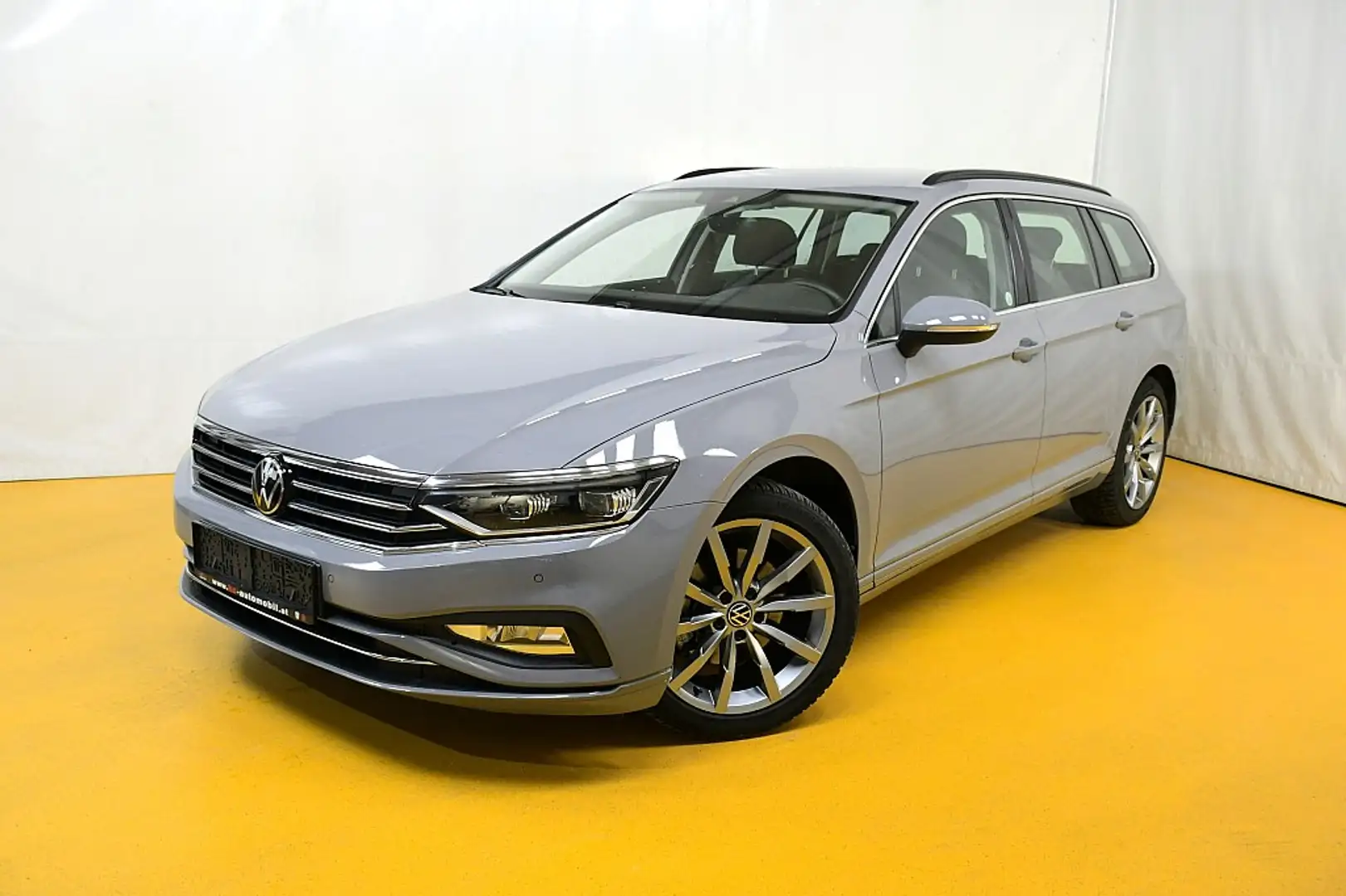 Volkswagen Passat Variant Business 2,0 SCR TDI DSG Grau - 1