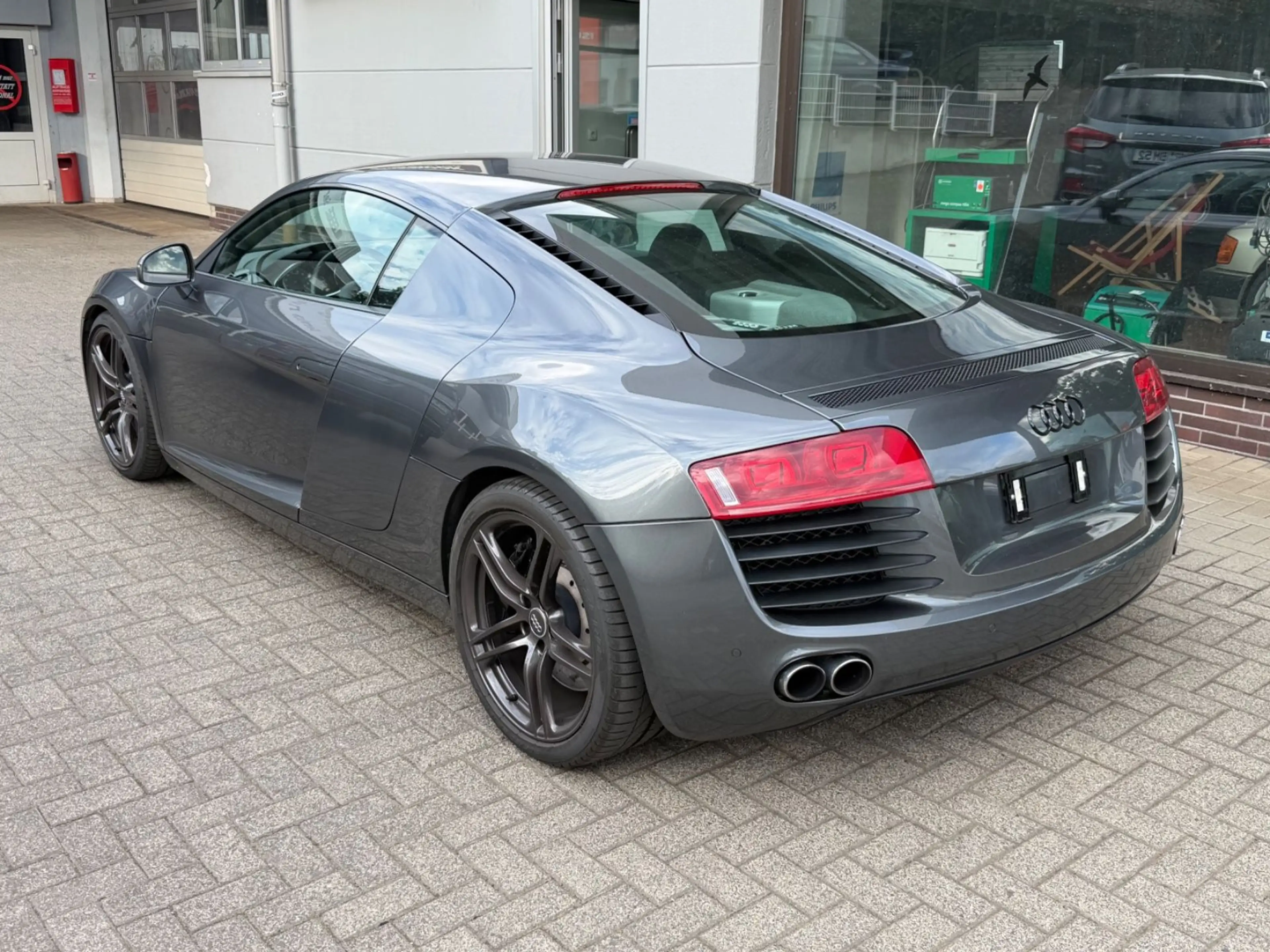 Audi R8 Coupe 4.2 FSI quattro — photo 2