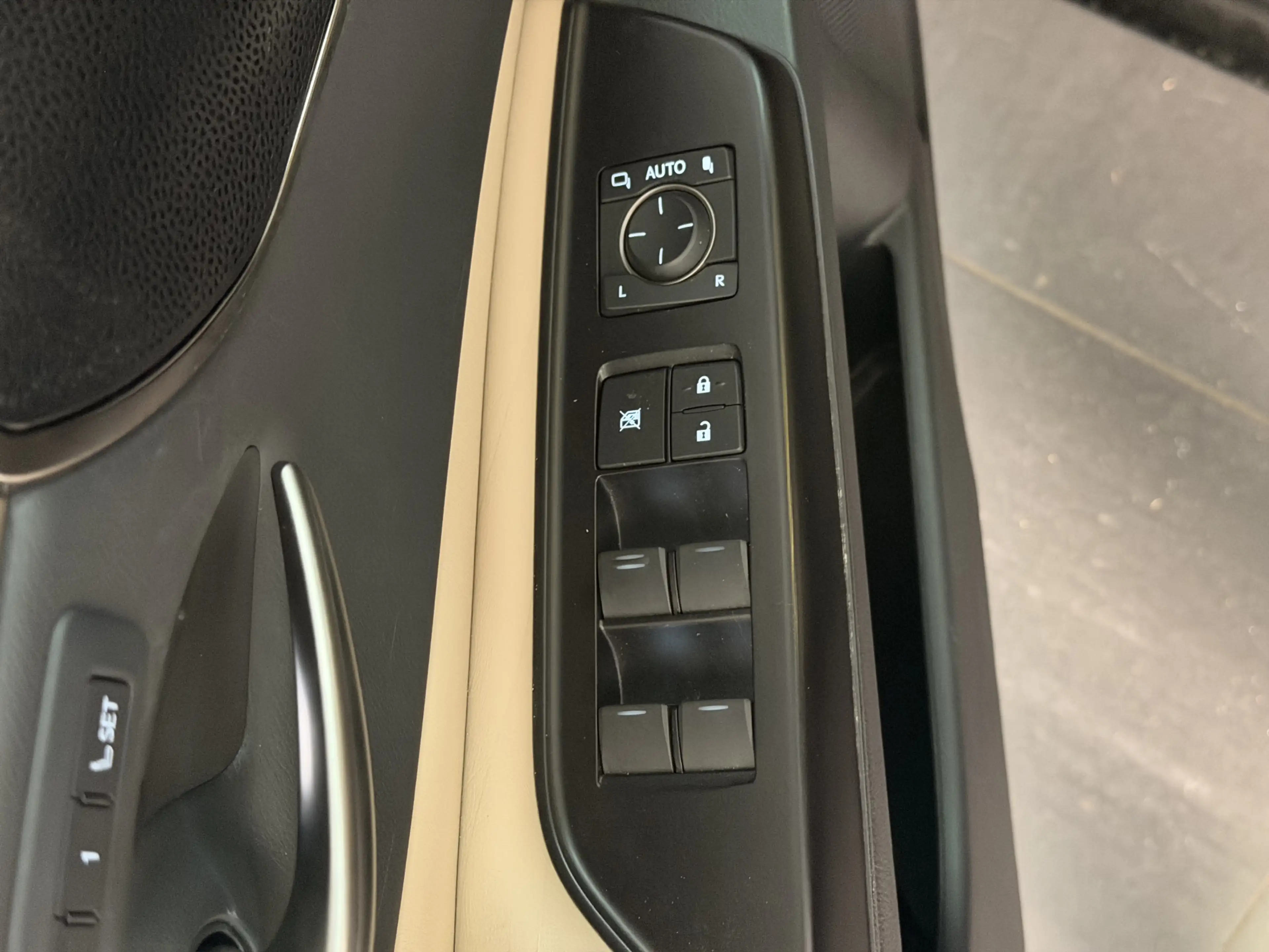 Lexus ES 300 300h President Line — photo 8