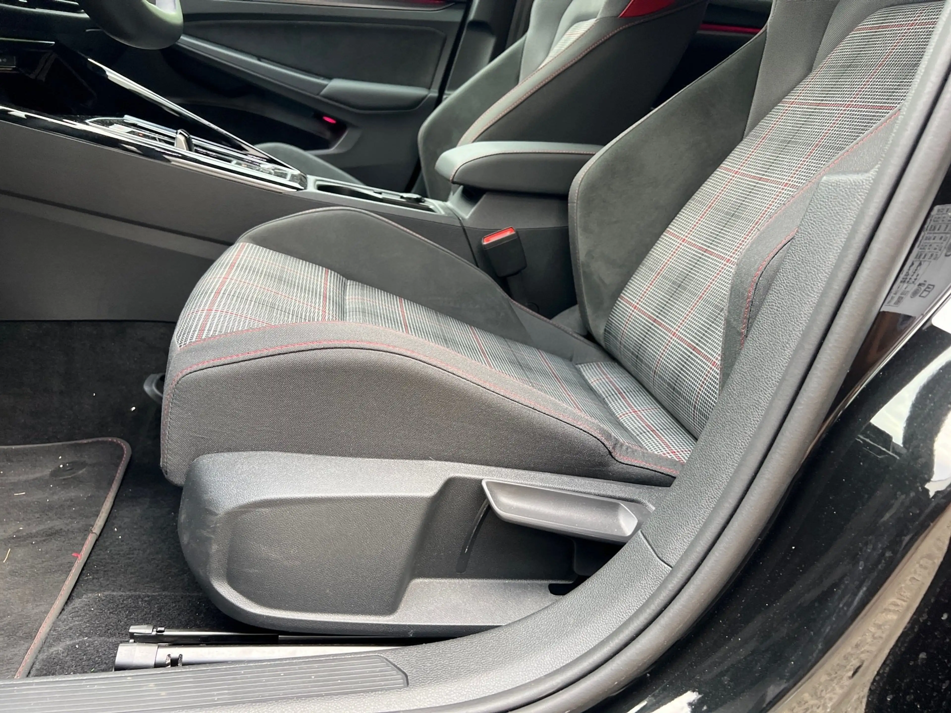 Volkswagen Golf GTI 2.0 l TSI DSG GTI LED Kamera PDC LM — photo 8