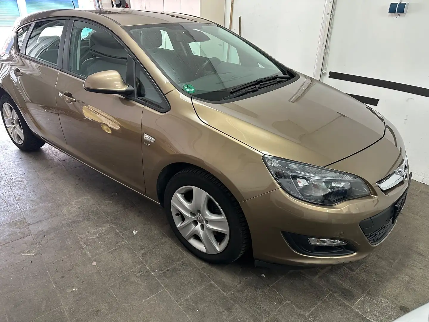 Opel Astra J Lim. 5-trg. Energy - 1