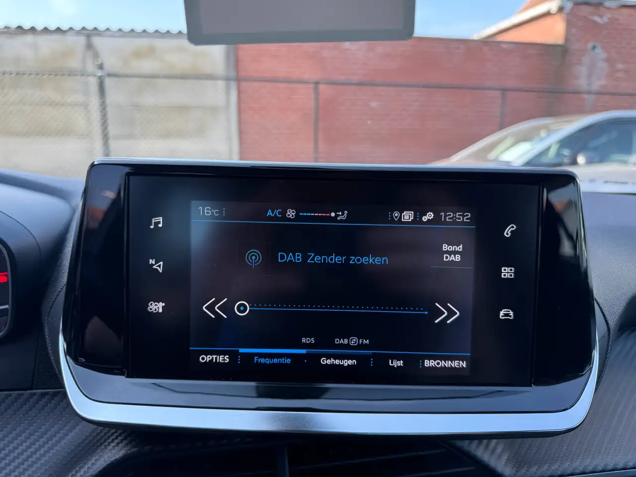 Peugeot 2008 1.2i 130PK AUTOMAAT FULL LED NAVIGATIE CARPLAY ALU, миниатюра 24
