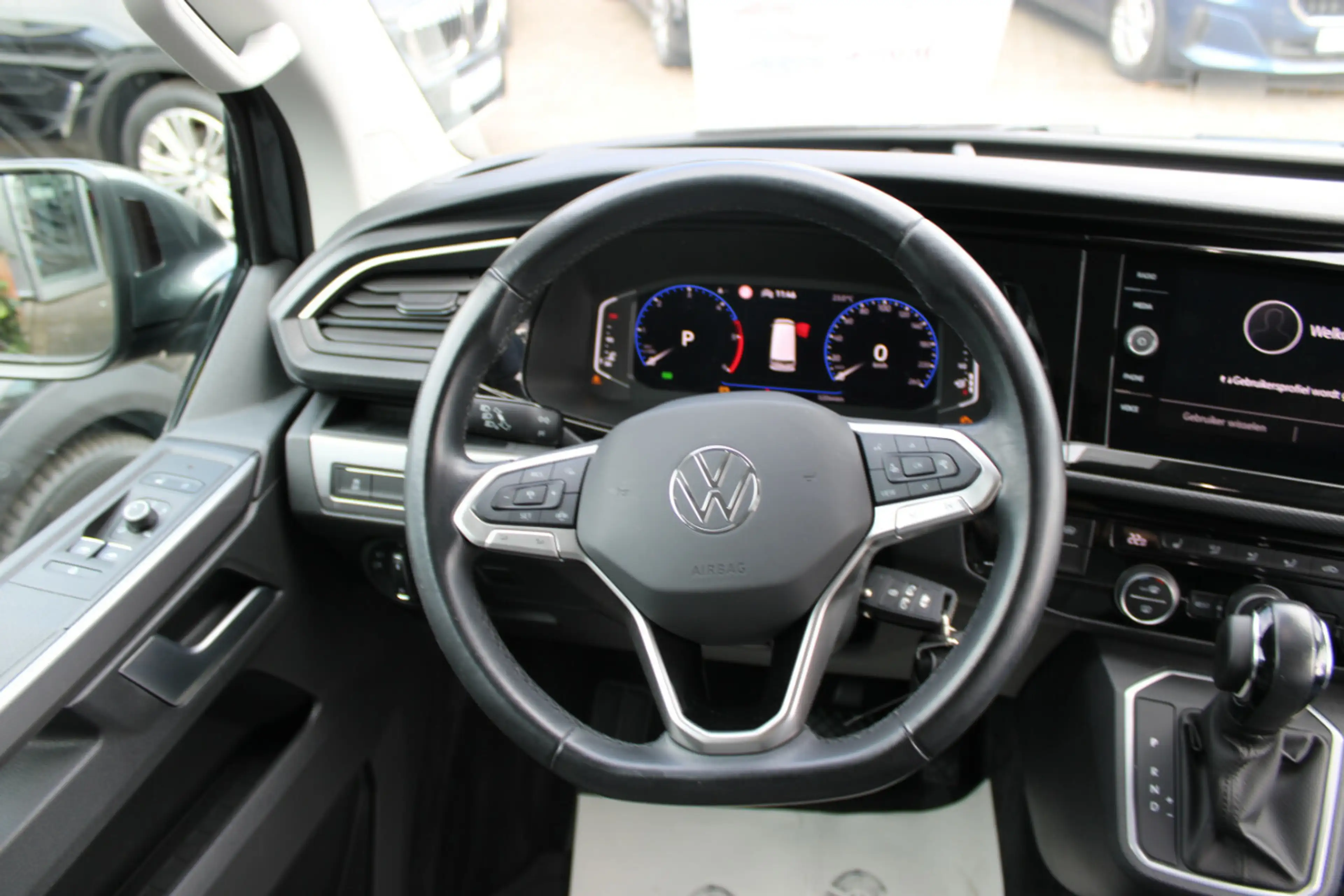 Volkswagen T6.1 Multivan DSG Kurz 4Motion Highline — photo 10
