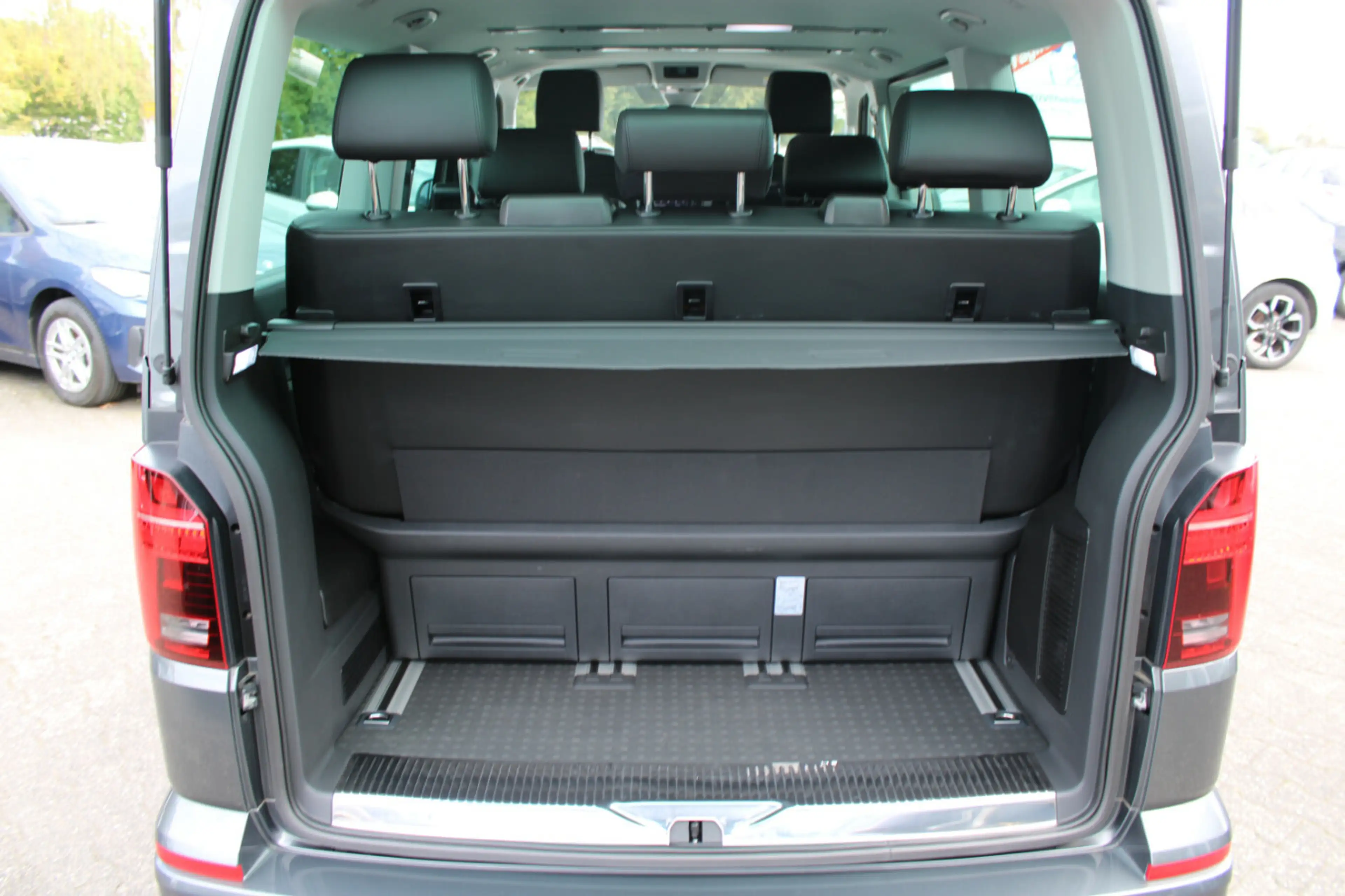 Volkswagen T6.1 Multivan DSG Kurz 4Motion Highline — photo 6