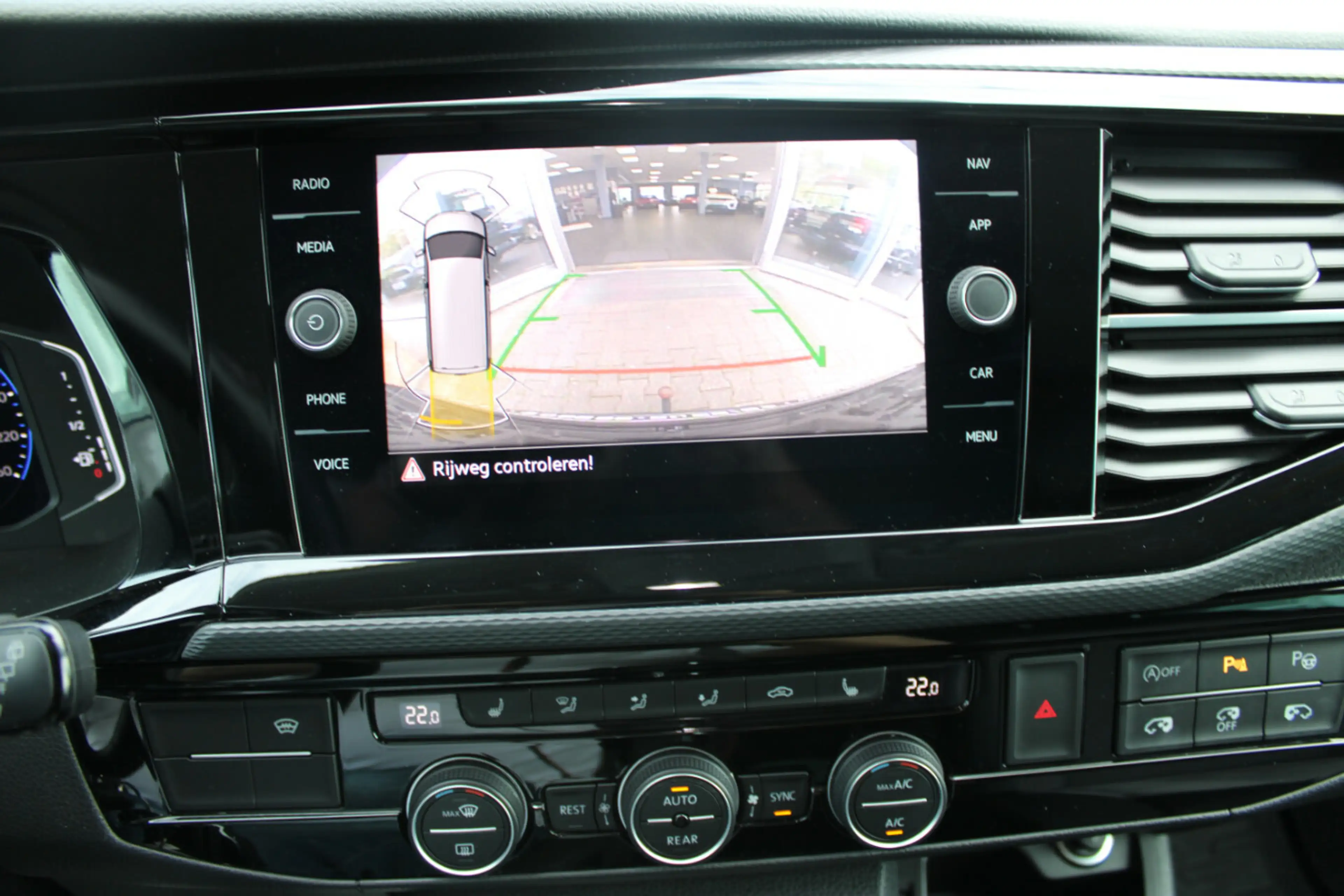 Volkswagen T6.1 Multivan DSG Kurz 4Motion Highline — photo 11