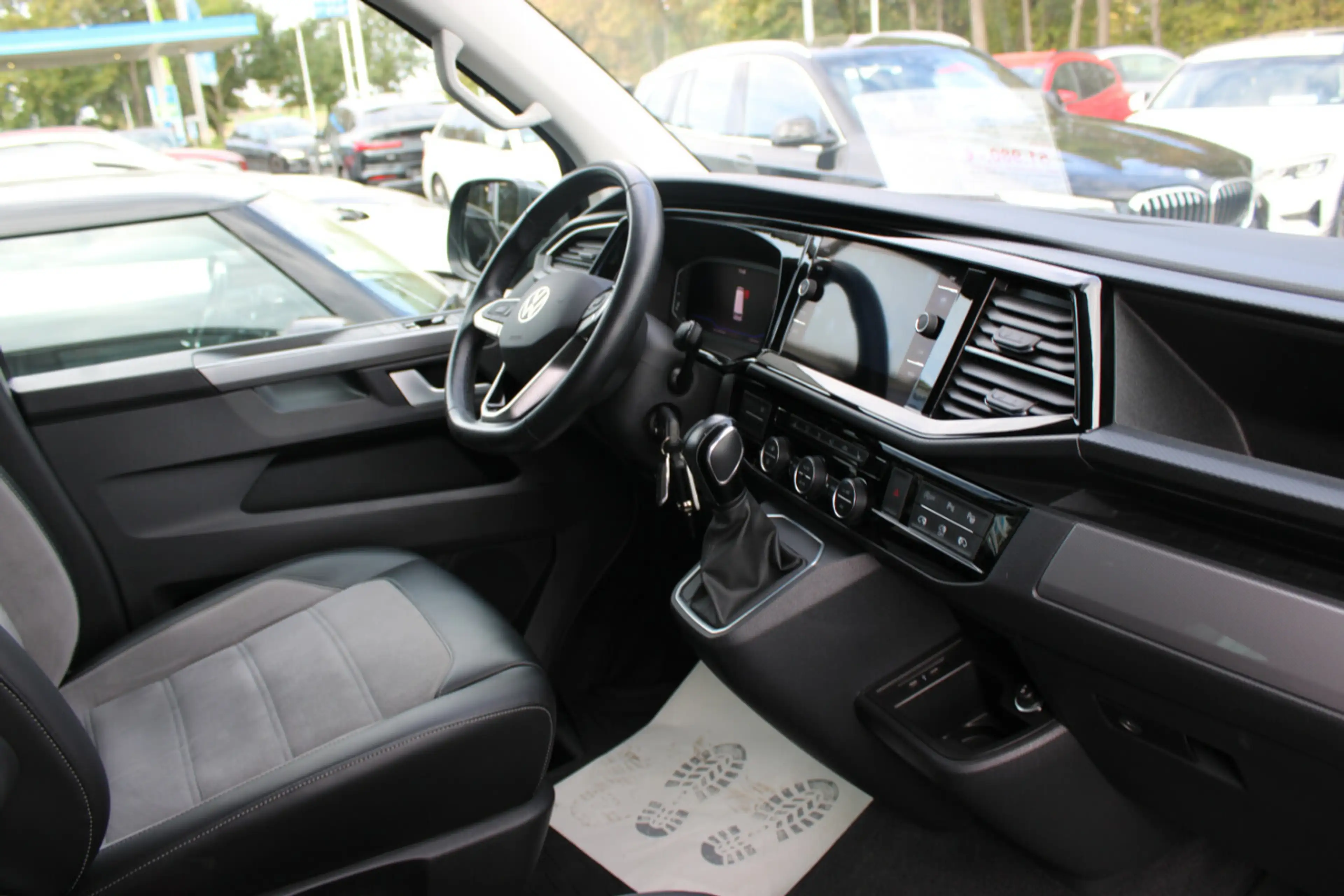 Volkswagen T6.1 Multivan DSG Kurz 4Motion Highline — photo 9