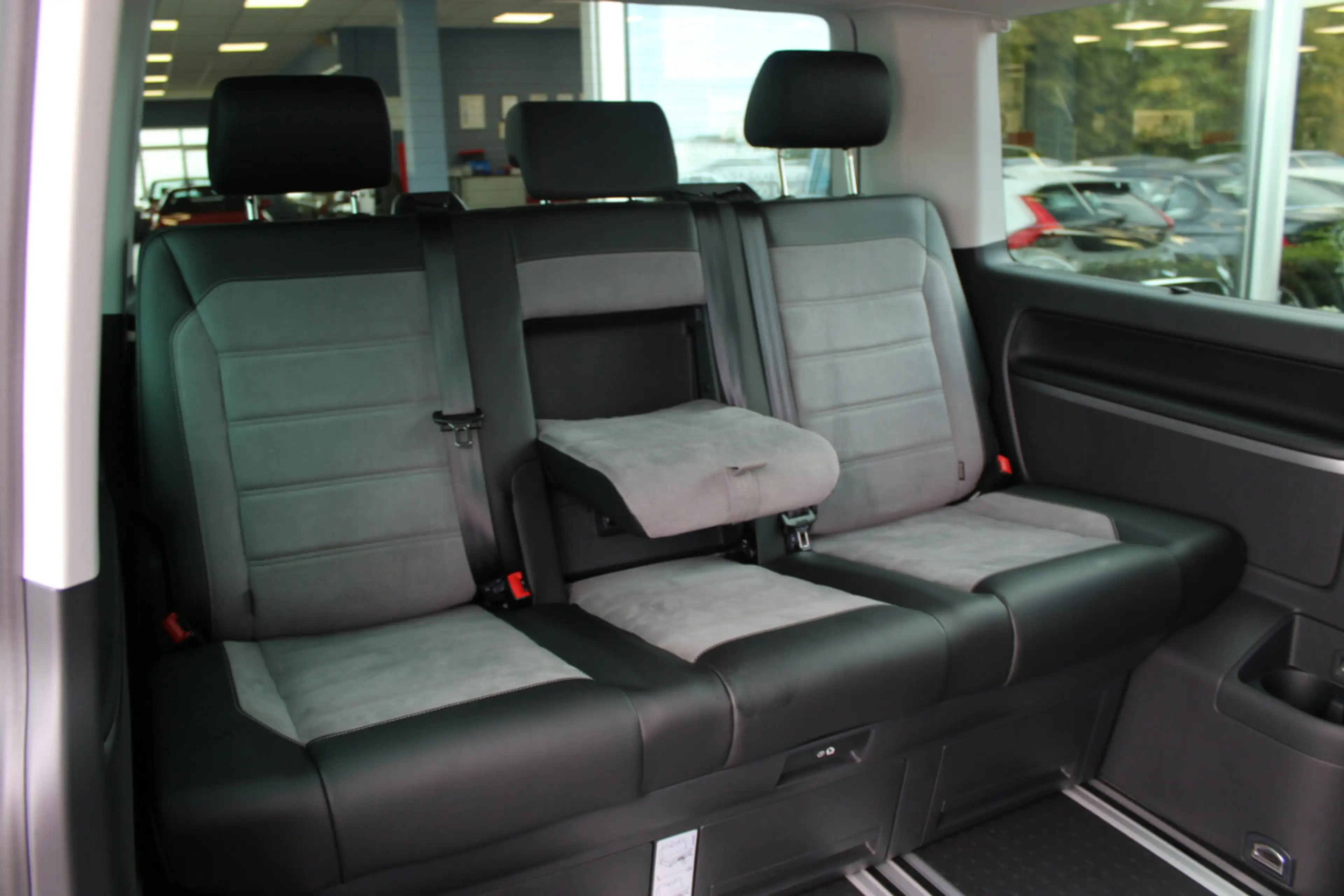 Volkswagen T6.1 Multivan DSG Kurz 4Motion Highline — photo 13