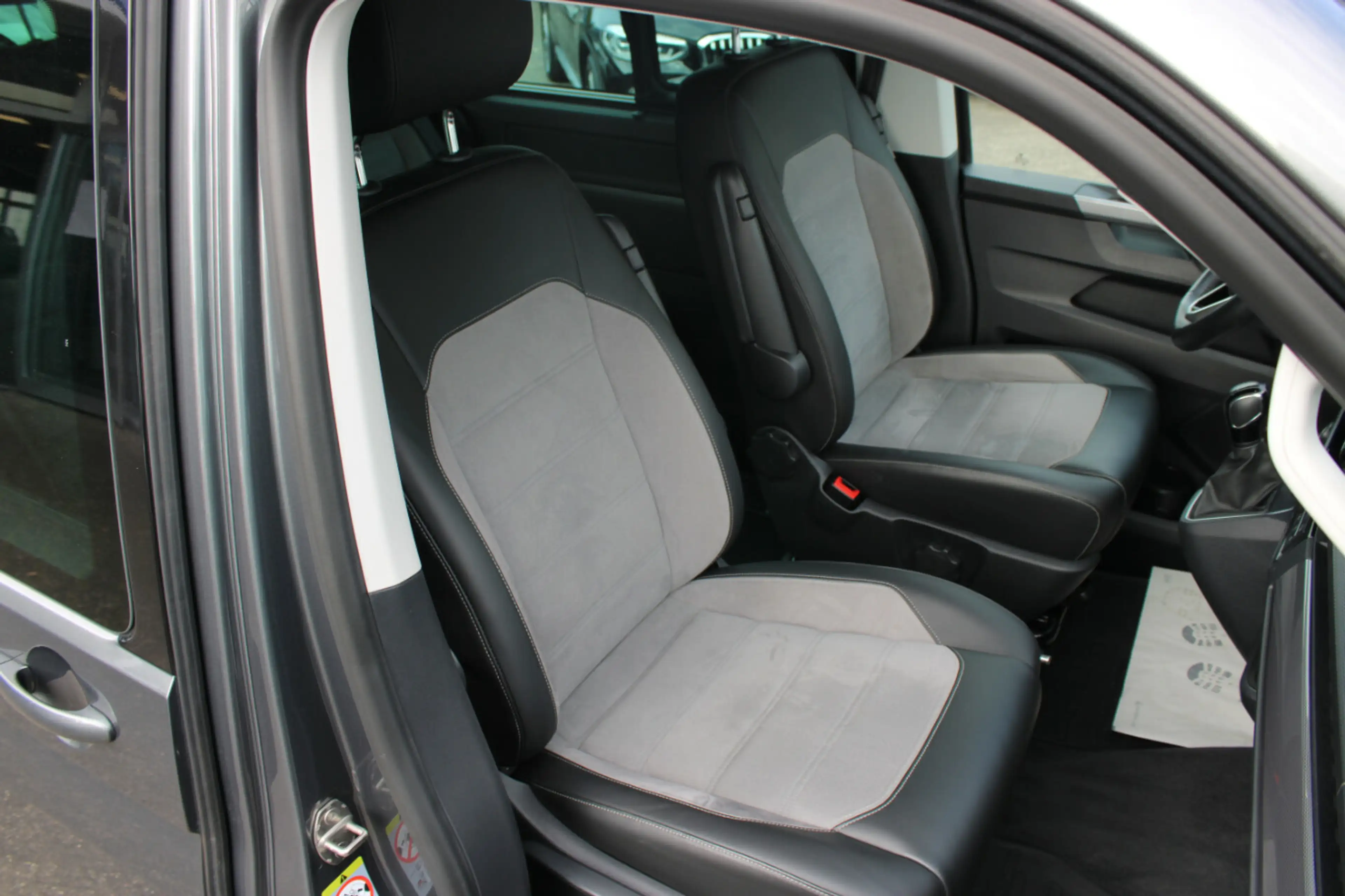 Volkswagen T6.1 Multivan DSG Kurz 4Motion Highline — photo 8