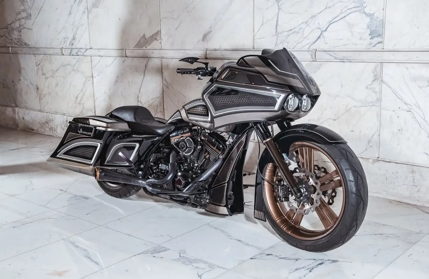 Harley-Davidson Road Glide Fat Tire Bagger Custom Černá - 2