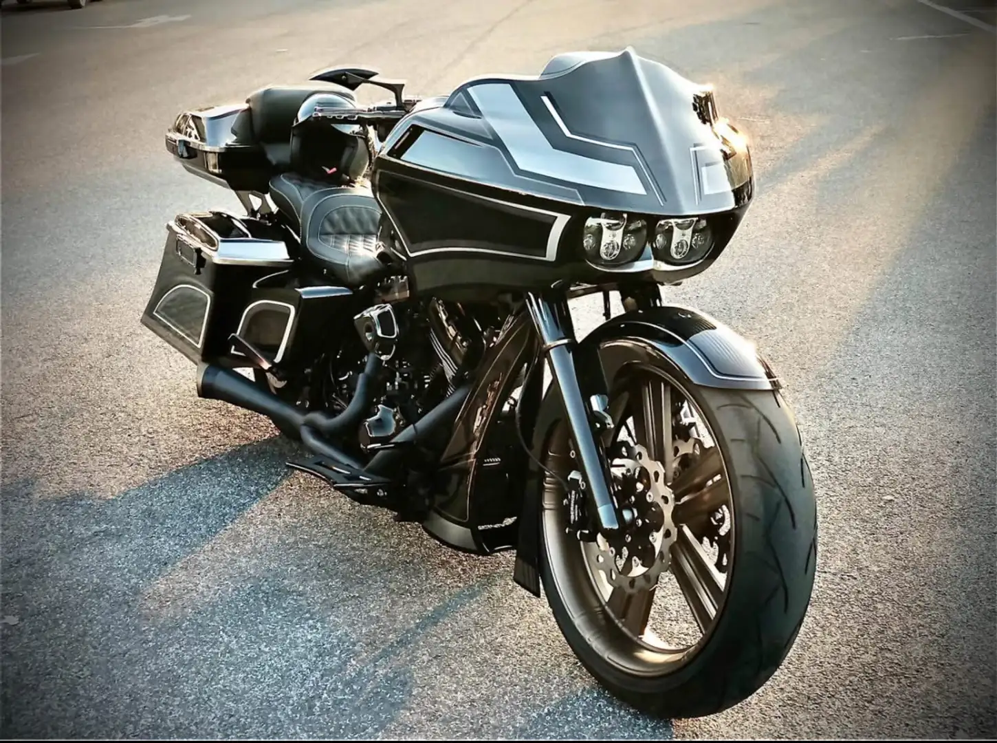 Harley-Davidson Road Glide Fat Tire Bagger Custom Černá - 1