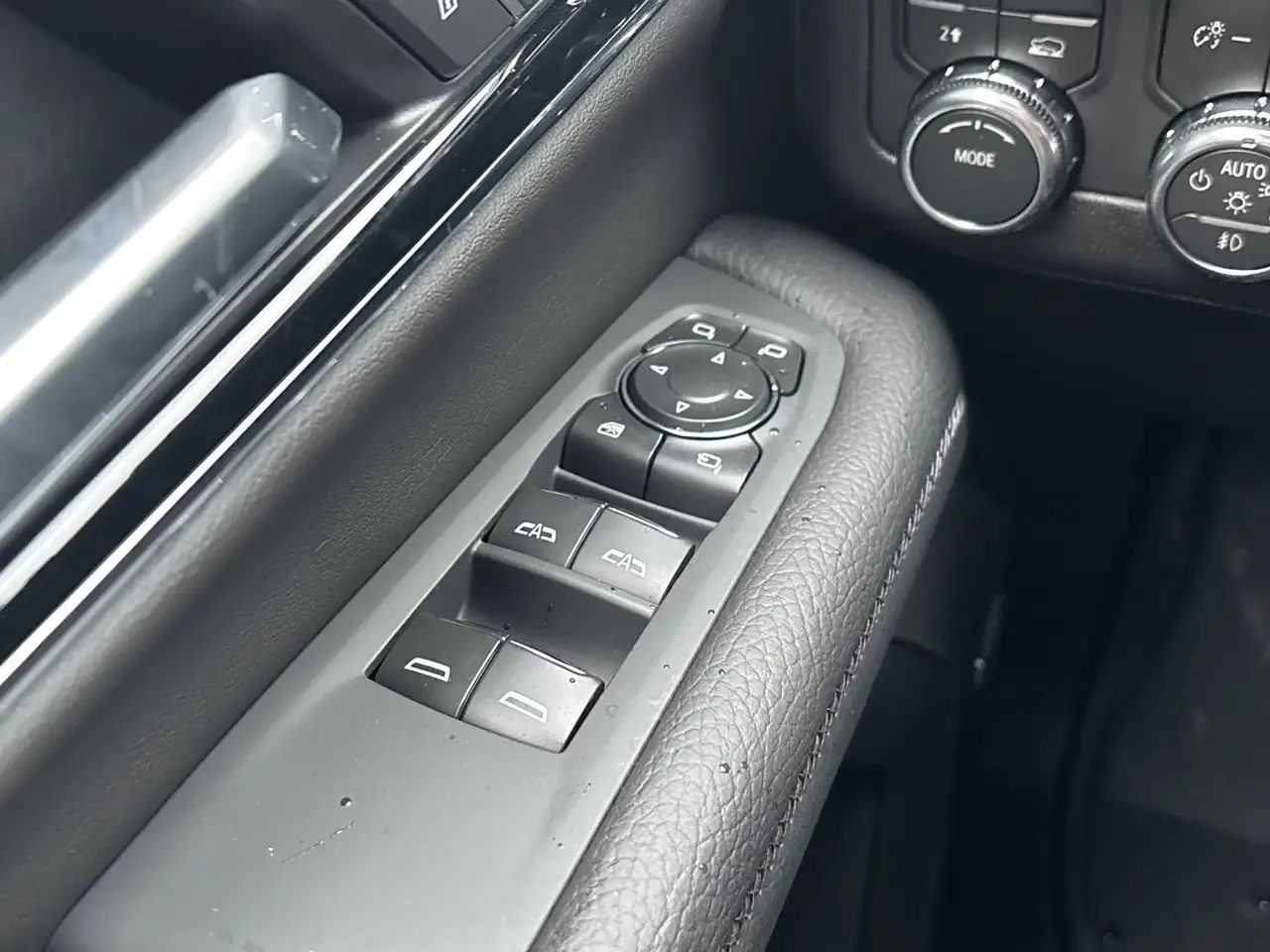 GMC Yukon снимка GMC Yukon