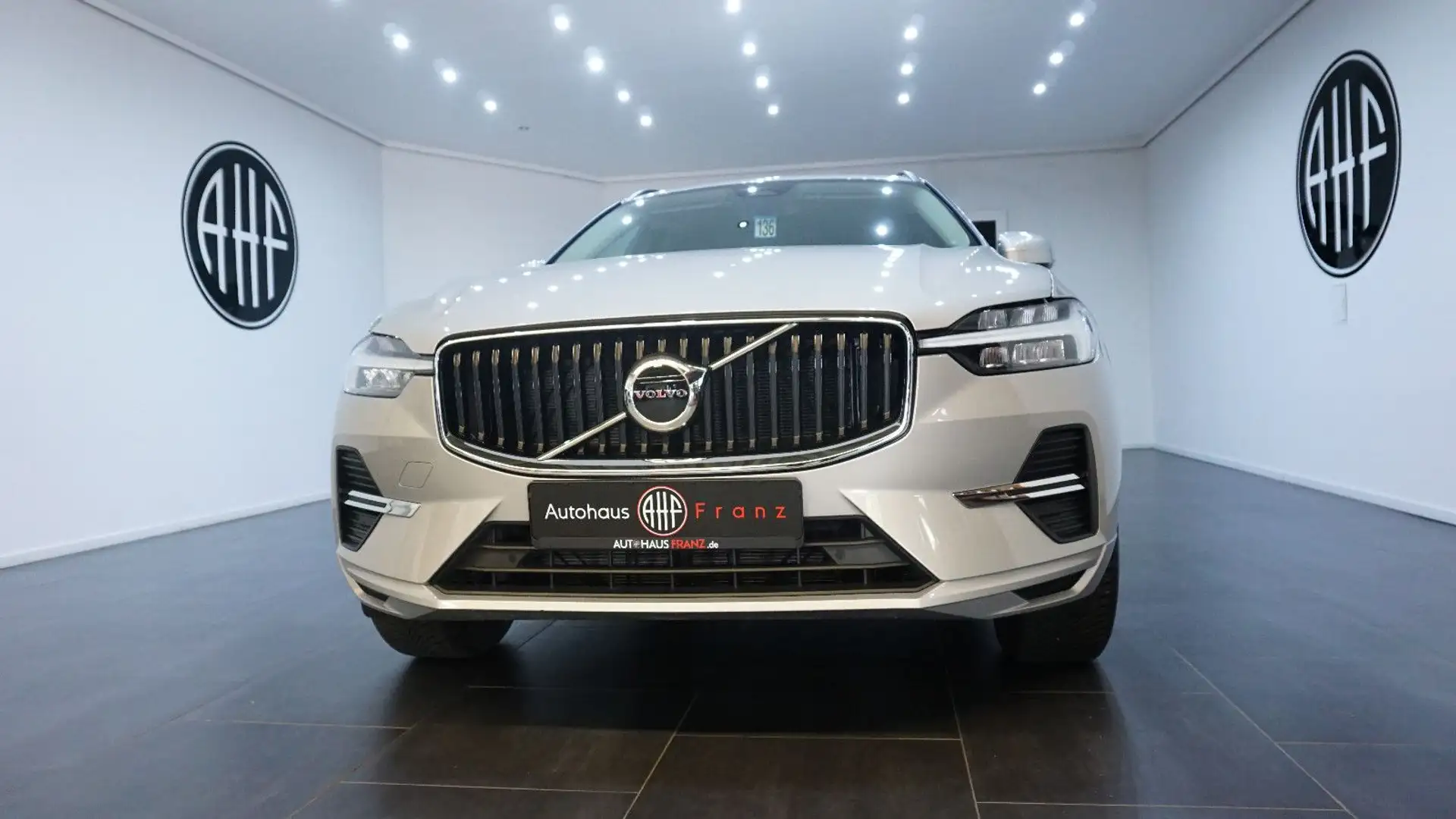 Volvo XC60 *Core 2WD*KAM*SHZ*CARPLAY*1 HD*ACC* Silber - 2