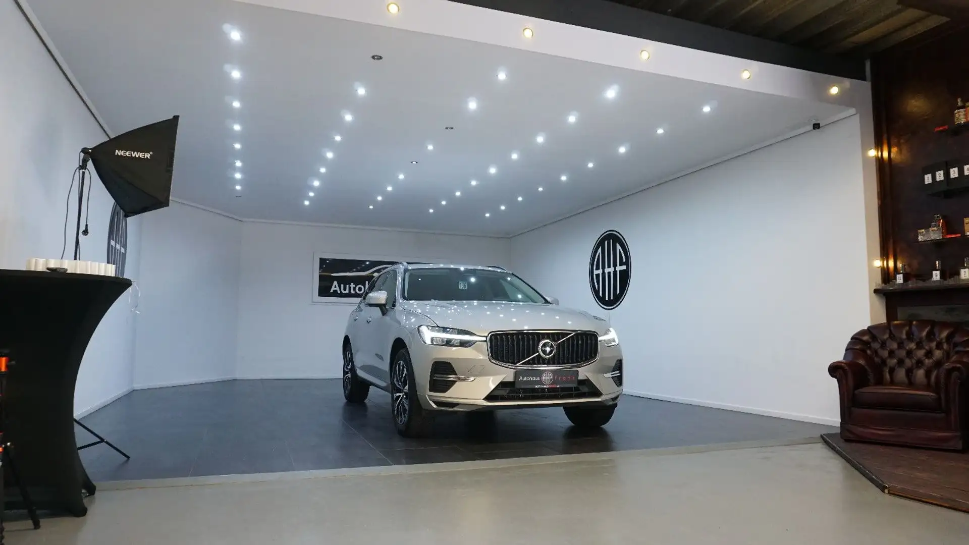Volvo XC60 *Core 2WD*KAM*SHZ*CARPLAY*1 HD*ACC* Silber - 1