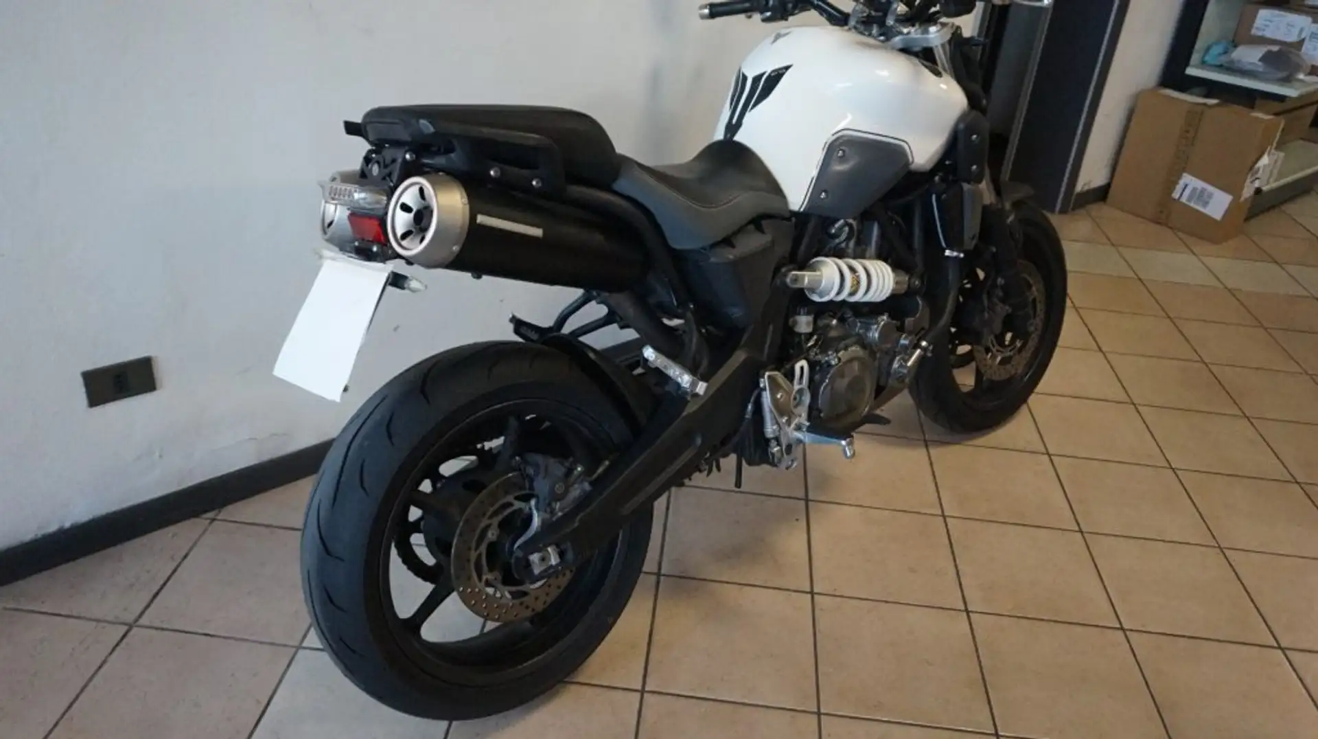 Yamaha MT-03 mono Wit - 1