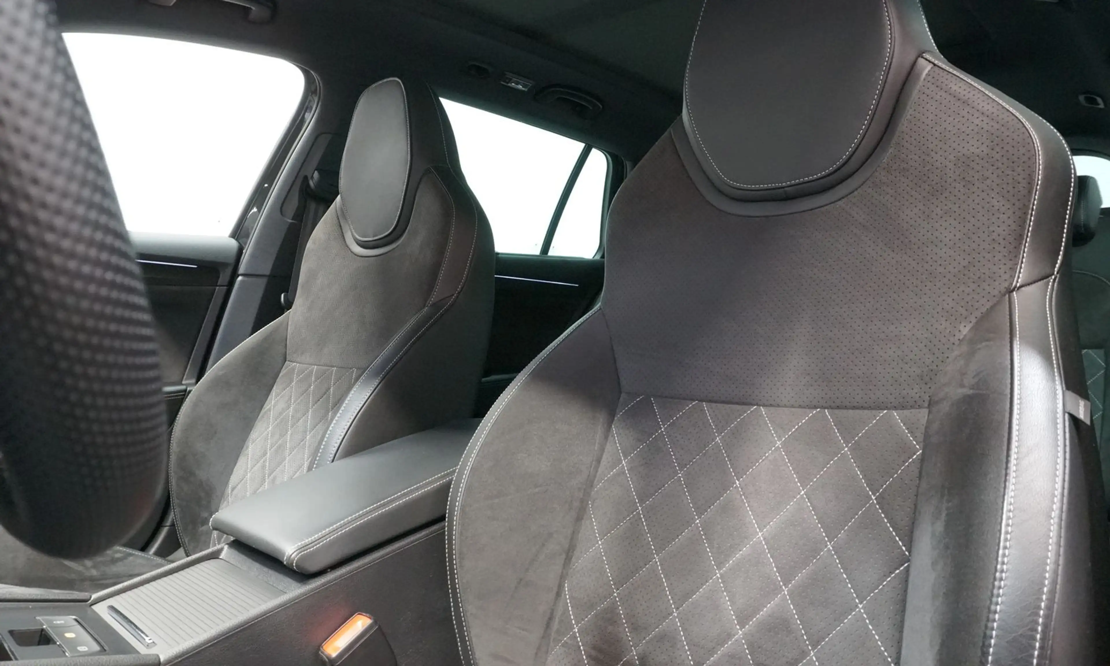 Skoda Superb Combi 2.0 TDI Sportline*PANO*AHK*MATRIX — photo 12