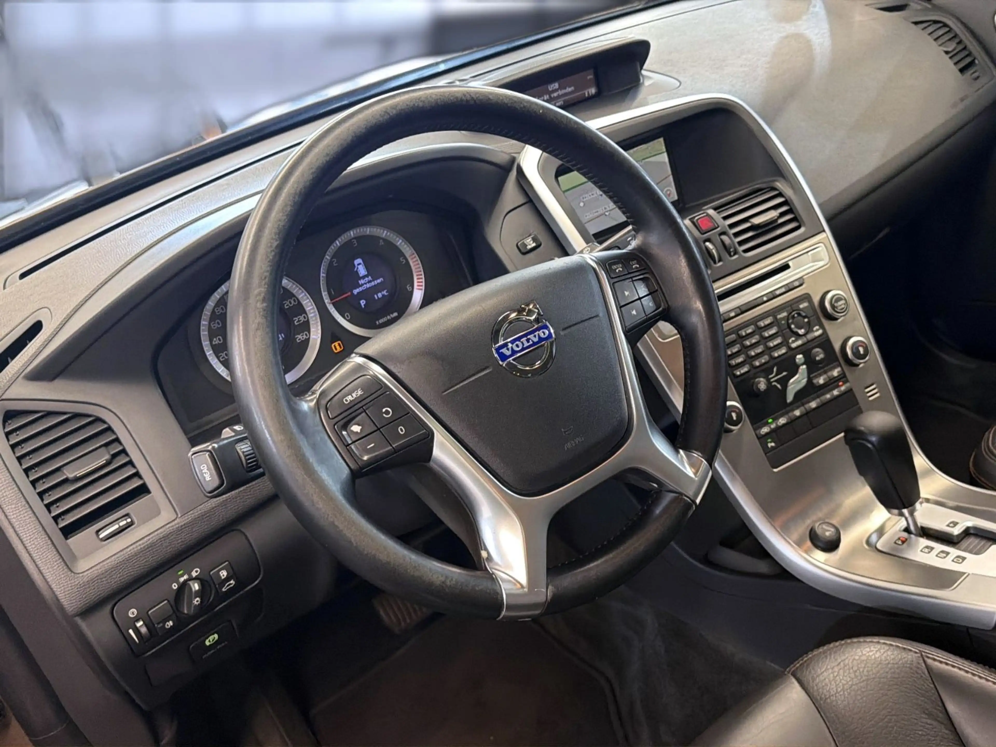 Volvo XC60 D3 Summum 2WD, 1. Hand, Pano, Navi, AHK — photo 11